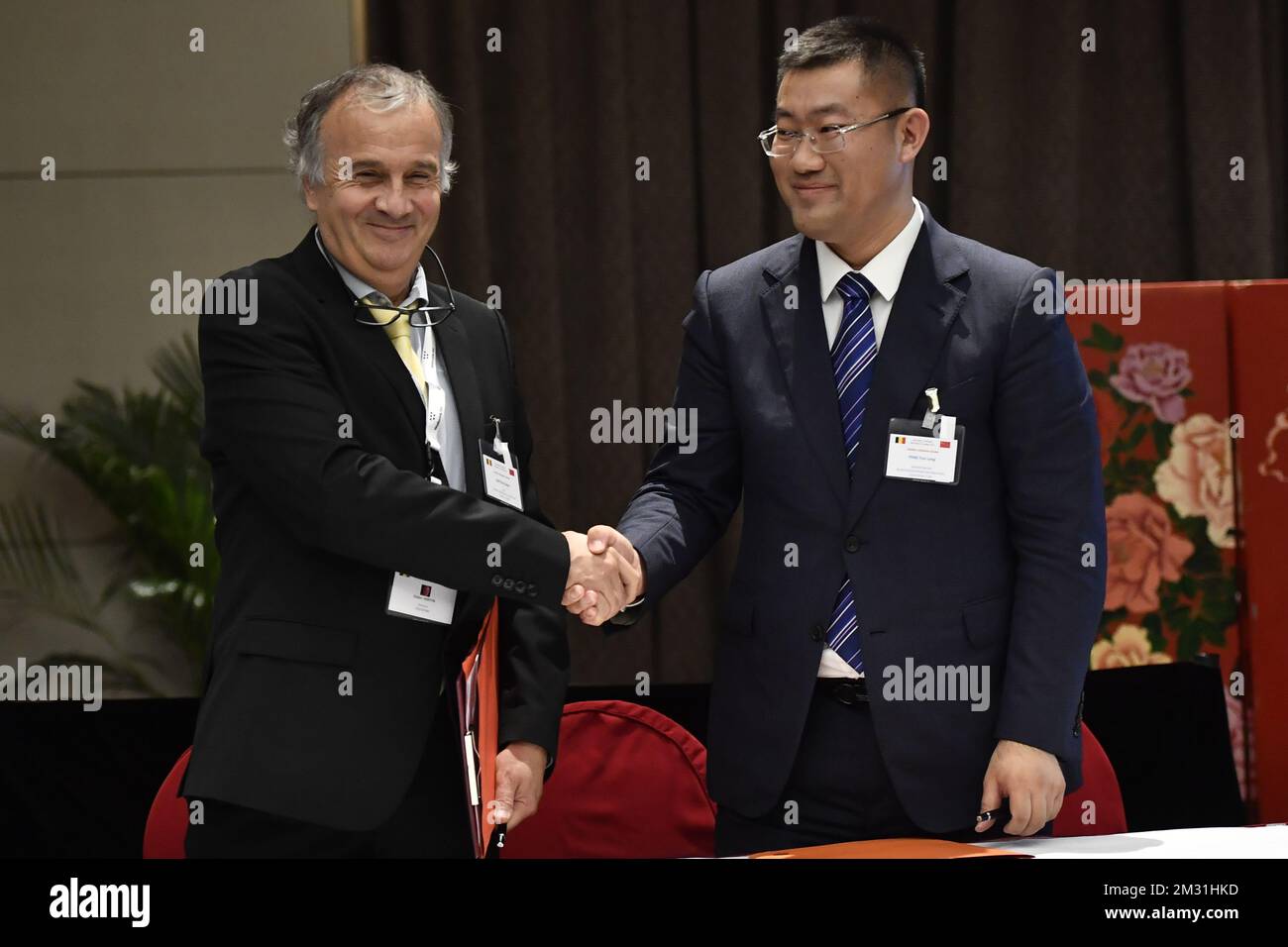 Didier Serteyn, CEO Centre Europeen du Cheval de Mont-Le-Soie, und Yun Long Peng, Administrator Beijing Rider Partner International Equestrian Club, abgebildet in einer Unterzeichnungszeremonie am ersten Tag einer belgischen Wirtschaftsmission nach China, Montag, den 18. November 2019. Mehrere föderale und regionale Minister begleiten die Prinzessin vom 18. Bis 23. November auf einer Wirtschaftsmission nach China. BELGA FOTO DIRK WAEM Stockfoto