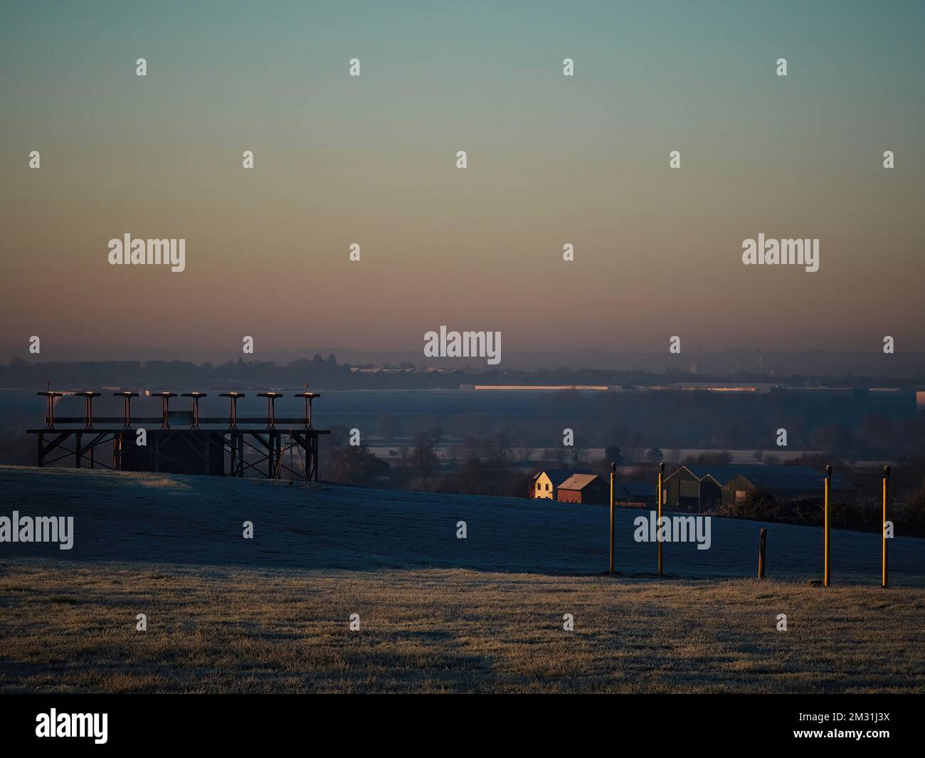 Bedfordshire, Großbritannien - 8. Dezember 2022. Der Winter kommt in Großbritannien mit unerwarteter Kraft. Ein kleiner Flugplatz, der während des jüngsten Kälteeinbruchs tief im Frost eingeschlossen war. Stockfoto