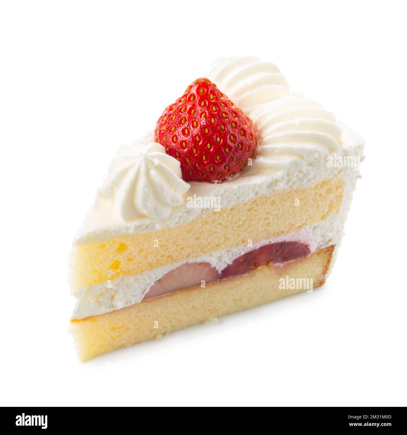Süßes weißes Stück Kuchen mit Sahne und Erdbeere zum Geburtstag isoliert auf weißem japanischem Stil Stockfoto
