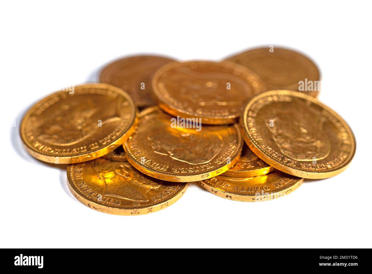 Alte Goldmünzen vor weißem Hintergrund Stockfoto