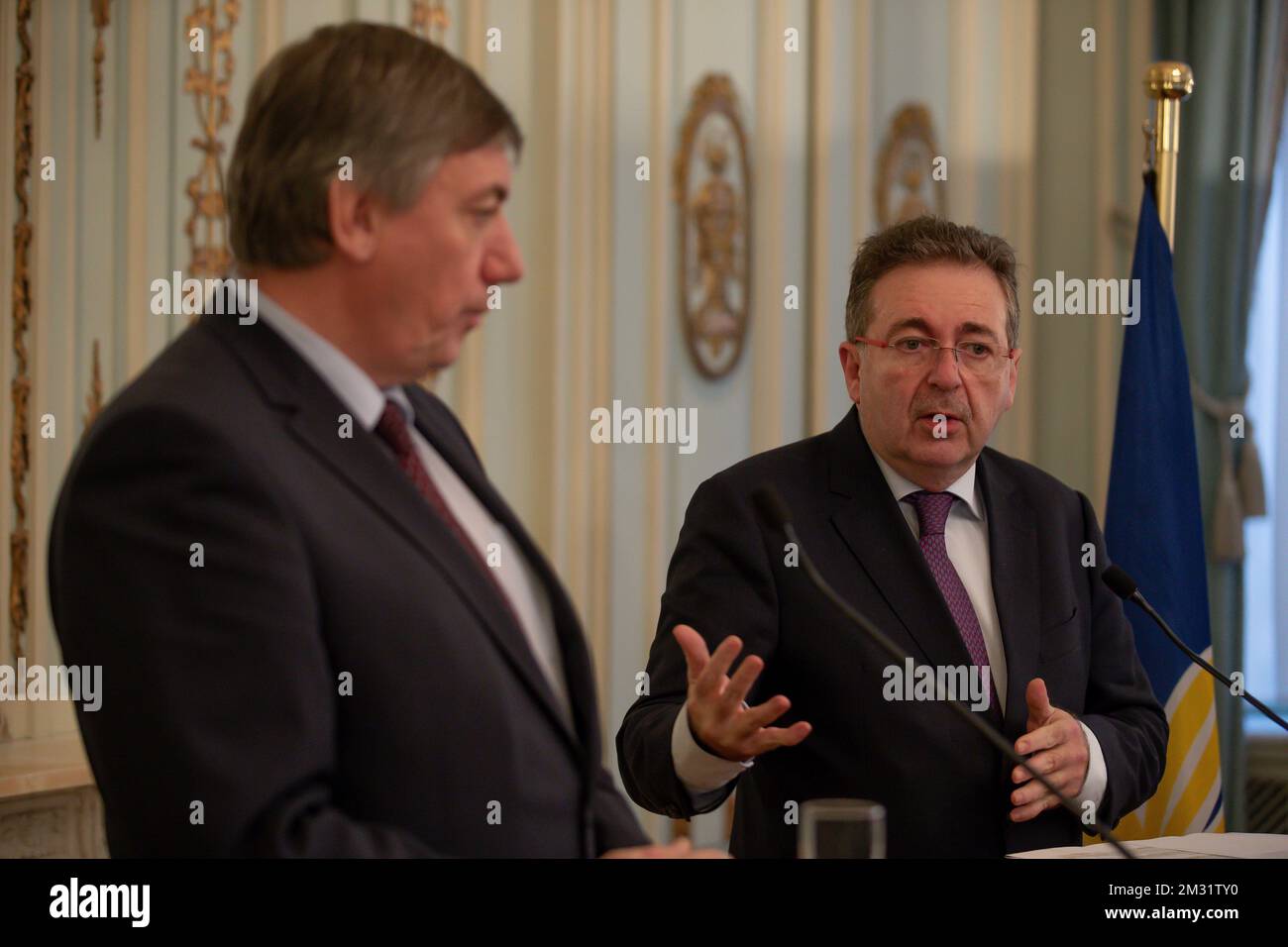 Der flämische Ministerpräsident Jan Jambon und der Ministerpräsident der Region Brüssel, Rudi Vervoort, bildeten das Foto auf einem ersten offiziellen Treffen der Ministerpräsidenten der Region Flandern und Brüssel am Freitag, den 06. Dezember 2019 in Brüssel. BELGA FOTO NICOLAS MAETERLINCK Stockfoto