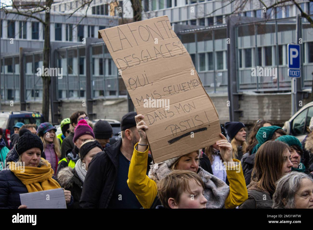 Abbildung zeigt Personen, die am Sonntag, den 08. Dezember 2019, an einem marsch für Klima in Lüttich teilnehmen. BELGA FOTO BENOIT MICHIELS Stockfoto