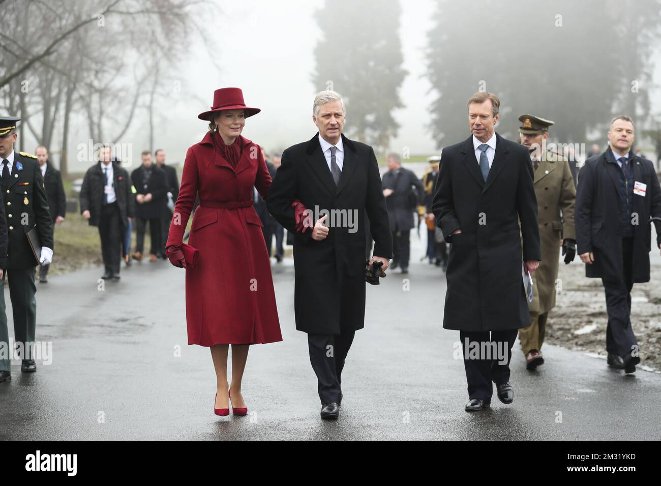 Königin Mathilde von Belgien, König Philippe - Filip von Belgien und Großherzog Henri von Luxemburg gehen nach dem 75.. Jahrestag der Ardenschlacht am Montag, den 16. Dezember 2019, ins Mardasson-Denkmal in Bastogne. Die Schlacht fand während des Zweiten Weltkriegs von Dezember 16. 1944 bis Januar 25. 1945 statt. BELGA-FOTOPOOL FRANCISCO SECO Stockfoto