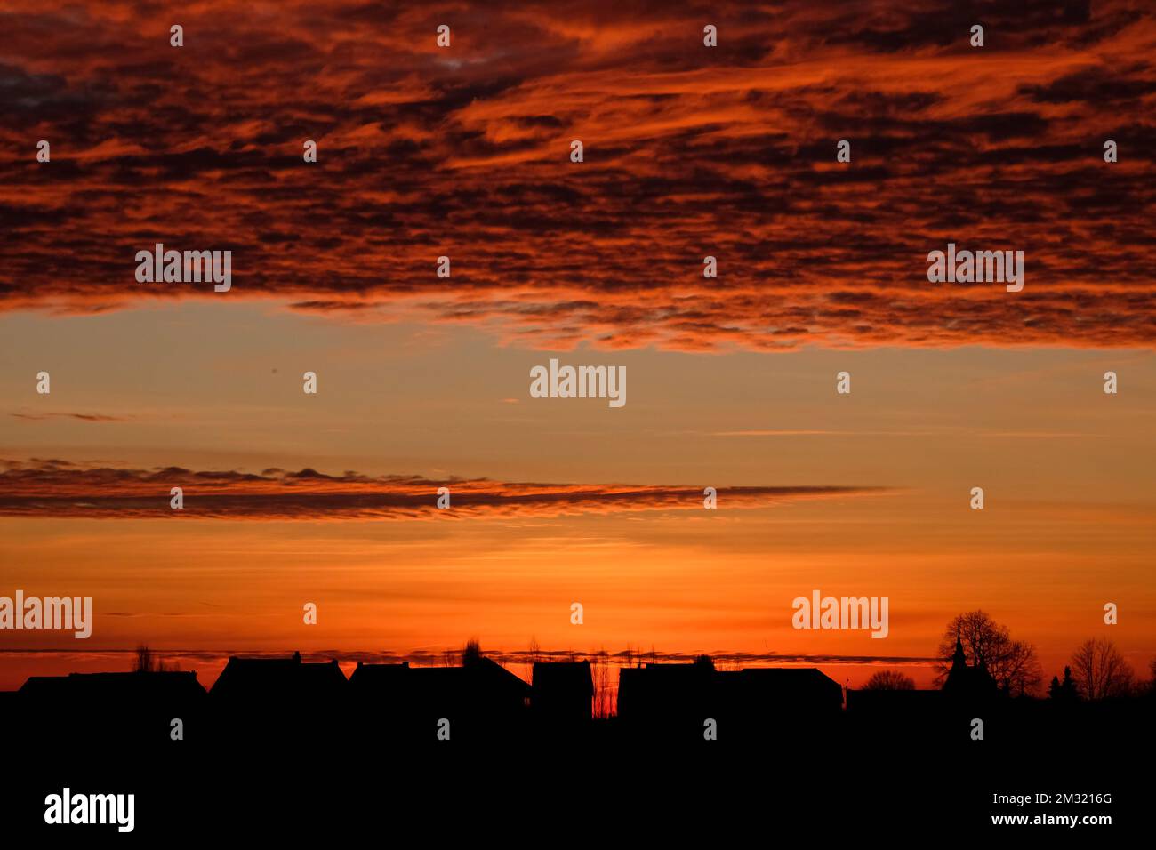 Abbildung zeigt eine Landschaft mit einem farbenfrohen Sonnenaufgang in Sint Maria Lierde an einem Wintermorgen am Sonntag, dem 29. Dezember 2019. BELGA FOTO %photographe Stockfoto