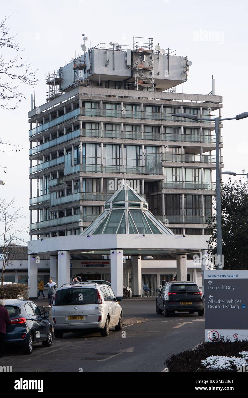 Slough, Berkshire, Großbritannien. 14.. Dezember 2022. Wexham Park Hospital in Slough, Teil von Frimley Health, wo Krankenschwestern jedoch morgen nicht streiken werden. Morgen ist ein großer Moment in der Geschichte, da Krankenschwestern in einigen Teilen Englands, Wales und Nordirlands über Lohn und Bedingungen streiten werden. Das ist das erste Mal, dass Mitglieder des Royal College of Nursing streiken. Am 20.. Dezember 2022 soll ein zweiter Streik stattfinden. Viele Patienten sind sehr beunruhigt über die bevorstehenden Streiks von Krankenschwestern und Sanitätern. Kredit: Maureen McLean/Alamy Live News Stockfoto