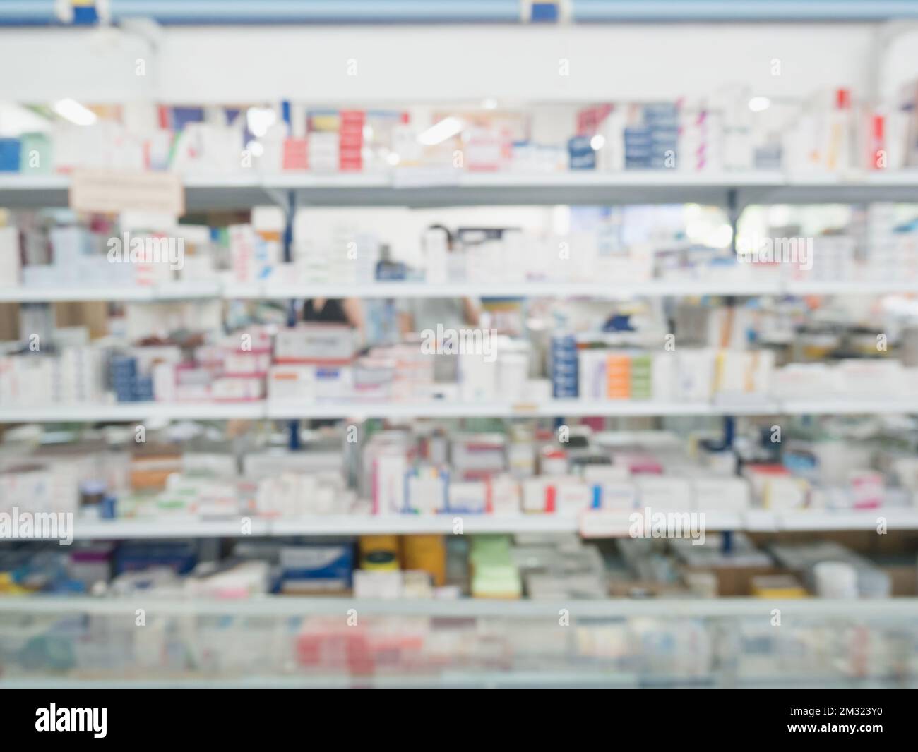 Apotheke Drogerie Innenraum mit Medikamenten Vitamine Ergänzung und rezeptfrei Gesundheitsprodukt für gesunde auf den Regalen verschwommenen Hintergrund Stockfoto