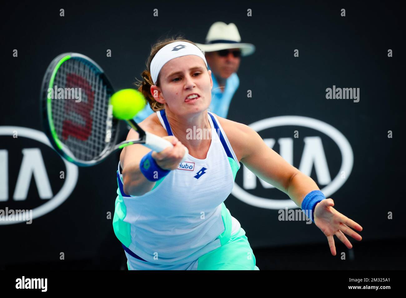 Belgischer Greet Minnen, das während eines Tennisspiels zwischen dem belgischen Greetje „Greet“ Minnen (WTA 119) und dem chinesischen Fang Ying Xun (WTA 245), dem Halbfinale der Qualifikationsrunden für das Frauenturnier beim Tennis Grand Slam „Australian Open“, am Freitag, den 17. Januar 2020 in Melbourne, Australien, gezeigt wurde. BELGA FOTO PATRICK HAMILTON Stockfoto