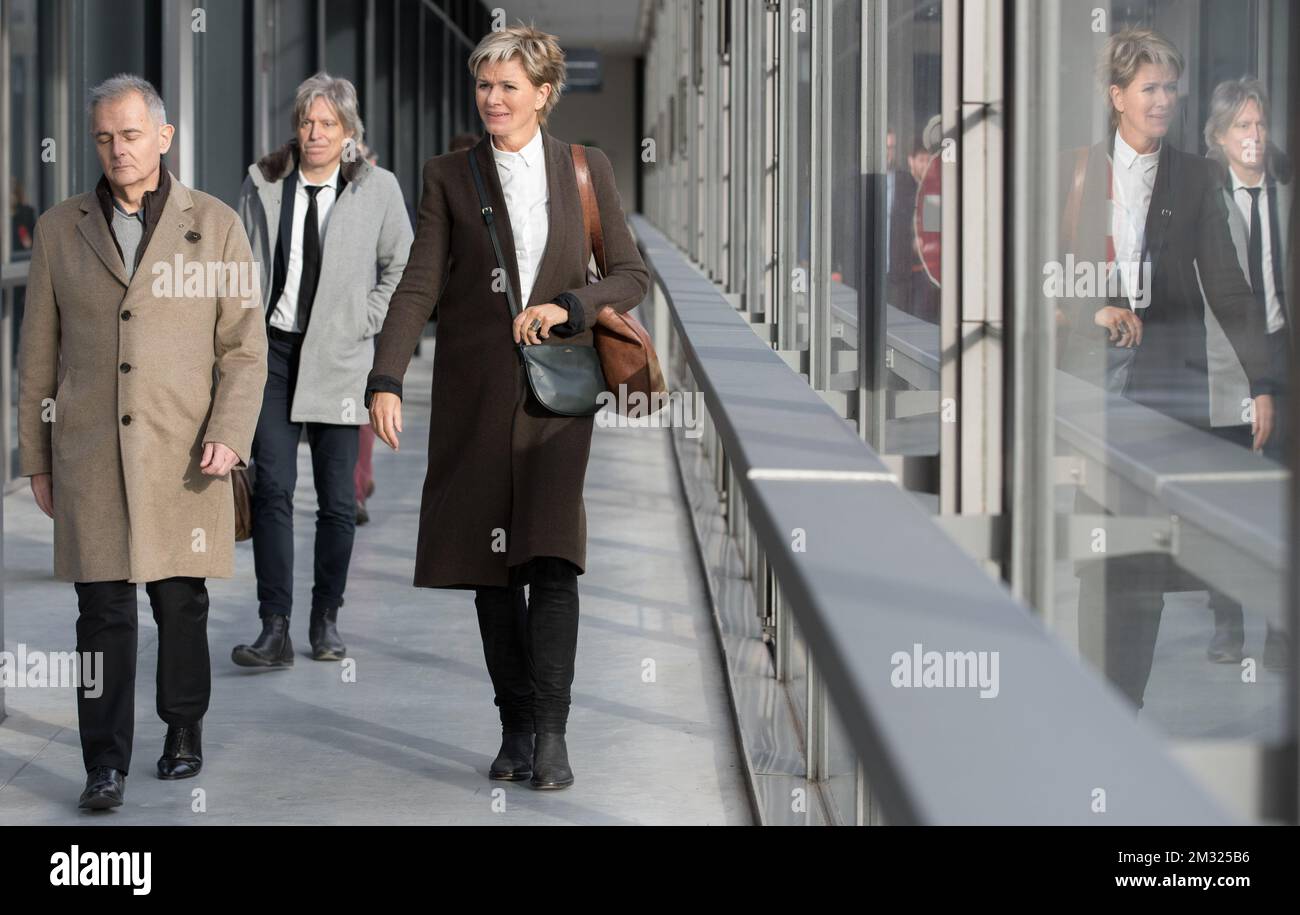 Die Angeklagte vollziehende Ärztin, Rechtsanwalt Walter Van Steenbrugge und Rechtsanwältin Christine Mussche, bildeten sich vor einer Sitzung des Assizes-Prozesses von drei Ärzten vor dem Obersten Gerichtshof von Ostflandern in Gent, Freitag, den 17. Januar 2020. Die Ärzte haben die Euthanasie-Bedingungen nicht eingehalten und werden der Vergiftung einer 38-jährigen Frau in Sint-Niklaas im Jahr 2010 beschuldigt. BELGA FOTO BENOIT DOPPPAGNE Stockfoto