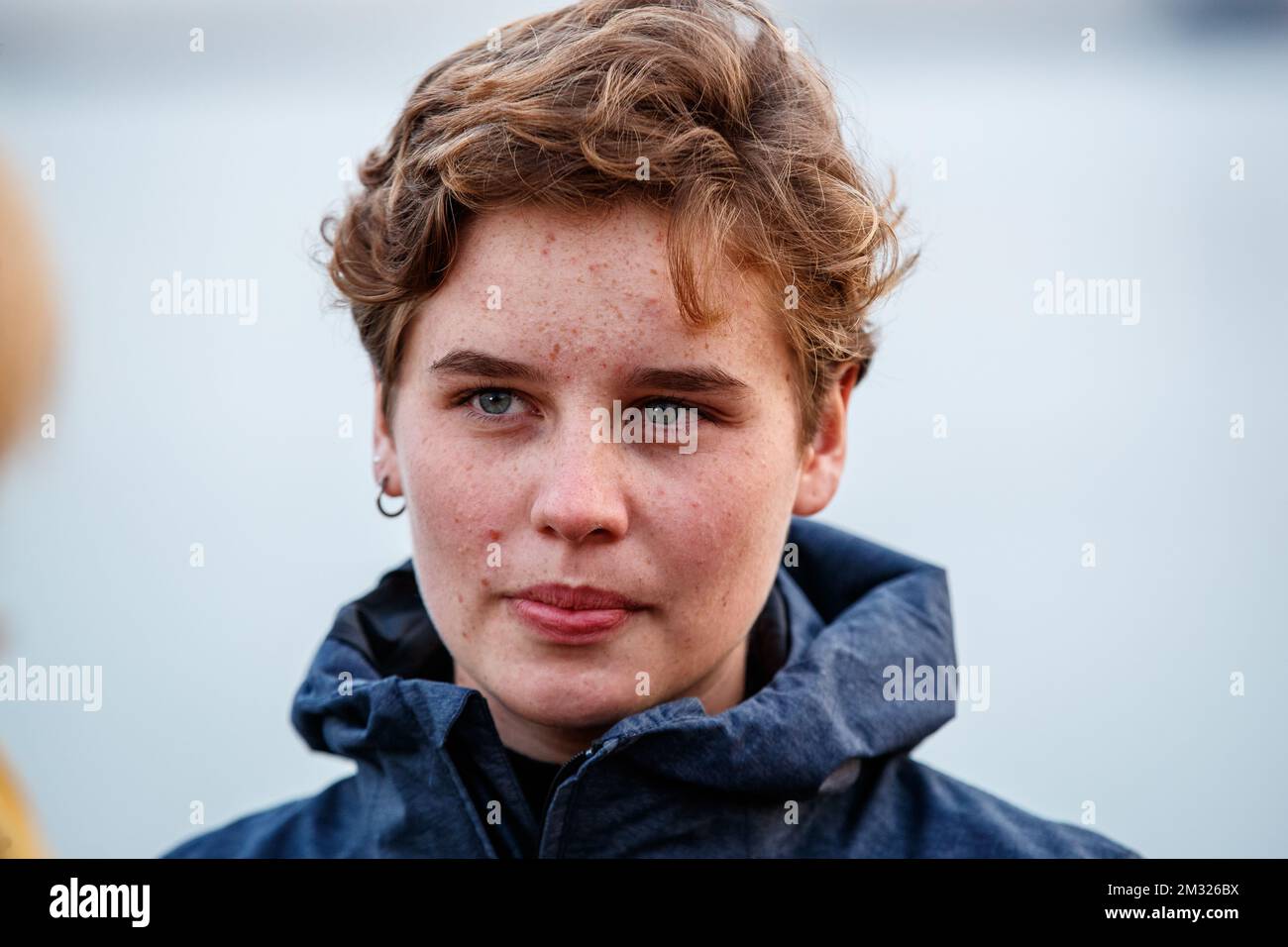 Klimaaktivistin Anuna De Wever bei der Ankunft mehrerer belgischer Klimaaktivisten an Bord eines Frachtschiffs, das am frühen Morgen am Montag, den 20. Januar 2020, im Hafen von Dunkerque ankommt. Die jungen Klimaaktivisten segelten nach Südamerika, um an dem Klimagipfel COP25 in Chile teilzunehmen, aber nachdem er abgesagt und nach Spanien umgezogen wurde, setzten sie ihre Bildungsreise in den Amazonaswald fort und kehrten mit einem Frachtschiff nach Europa zurück. BELGA FOTO KURT DESPLENTER Stockfoto