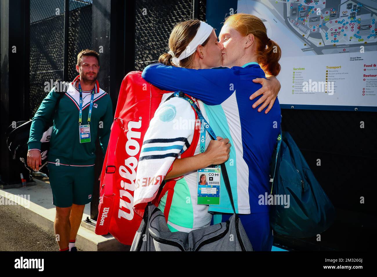 Die belgische Greet Greetje Minnen (WTA 119) wird von ihrer Partnerin Alison Van Uytvanck beglückwünscht, nachdem sie am Dienstag, den 21. Januar 2020 in Melbourne, Australien, ein Tennisspiel gegen Belo-Russian Sasnovich (WTA 94) gewonnen hat. BELGA FOTO PATRICK HAMILTON Stockfoto