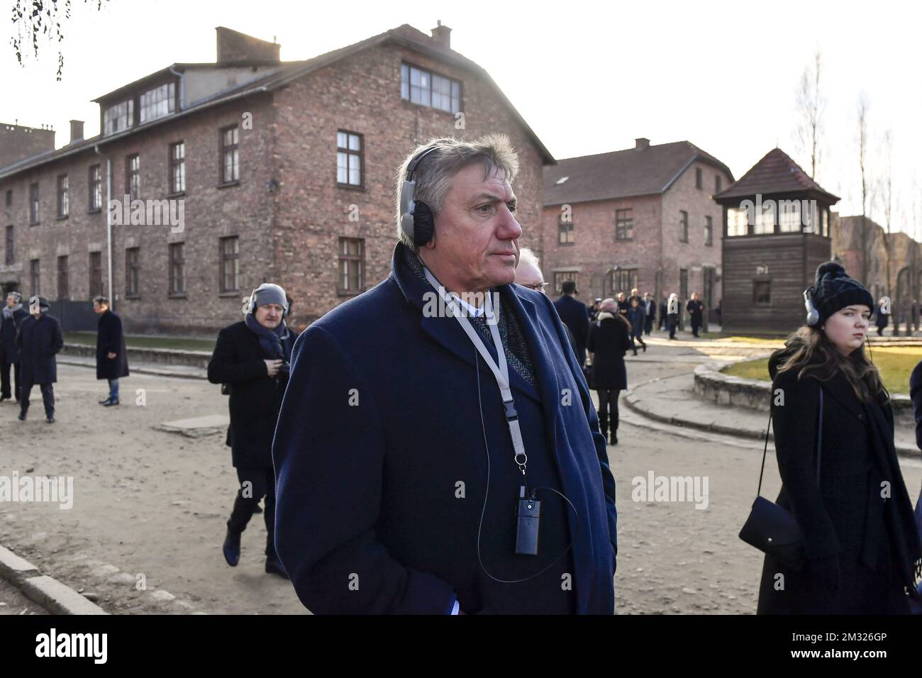 Der flämische Ministerpräsident Jan Jambon trägt Kopfhörer mit Audioguide während einer Gedenkfeier anlässlich des 75.. Jahrestages der Befreiung des Konzentrationslagers Auschwitz-Birkenau aus dem Zweiten Weltkrieg in Oswiecim, Polen, Dienstag, den 21. Januar 2020. BELGA FOTO DIRK WAEM Stockfoto