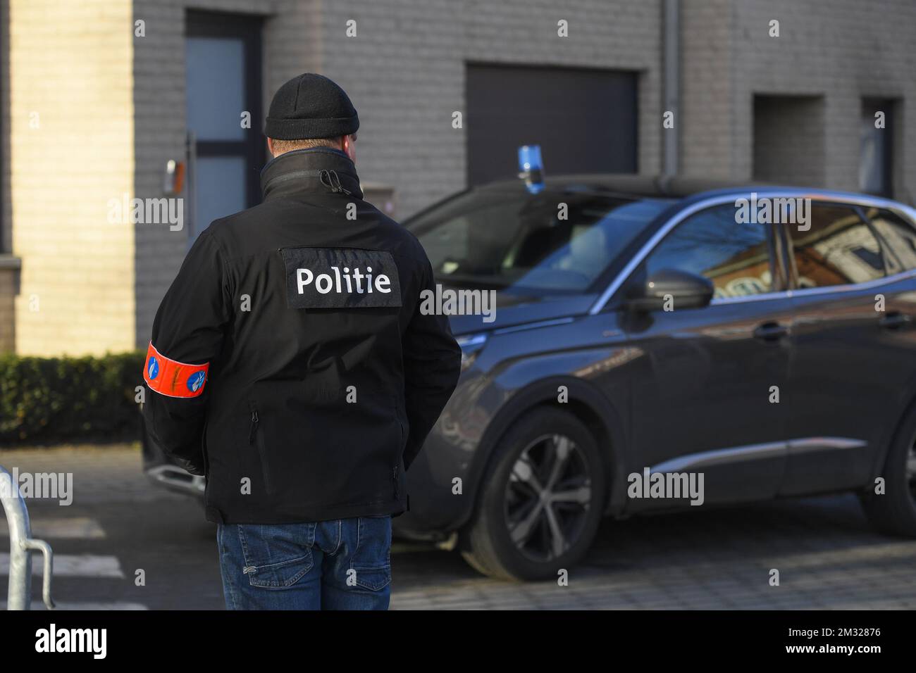 Abbildung zeigt einen Polizisten am Ort eines tödlichen Brandes in einem Familienhaus im Stadtzentrum von Beersel, Mittwoch, den 29. Januar 2020. Eine Frau wurde getötet und ein Mann schwer verletzt bei einem Brand, der Dienstagnachmittag ausbrach. Die Staatsanwaltschaft hat eine Untersuchung wegen Mordes und Brandstiftung eingeleitet. BELGA FOTO LAURIE DIEFFEMBACQ Stockfoto