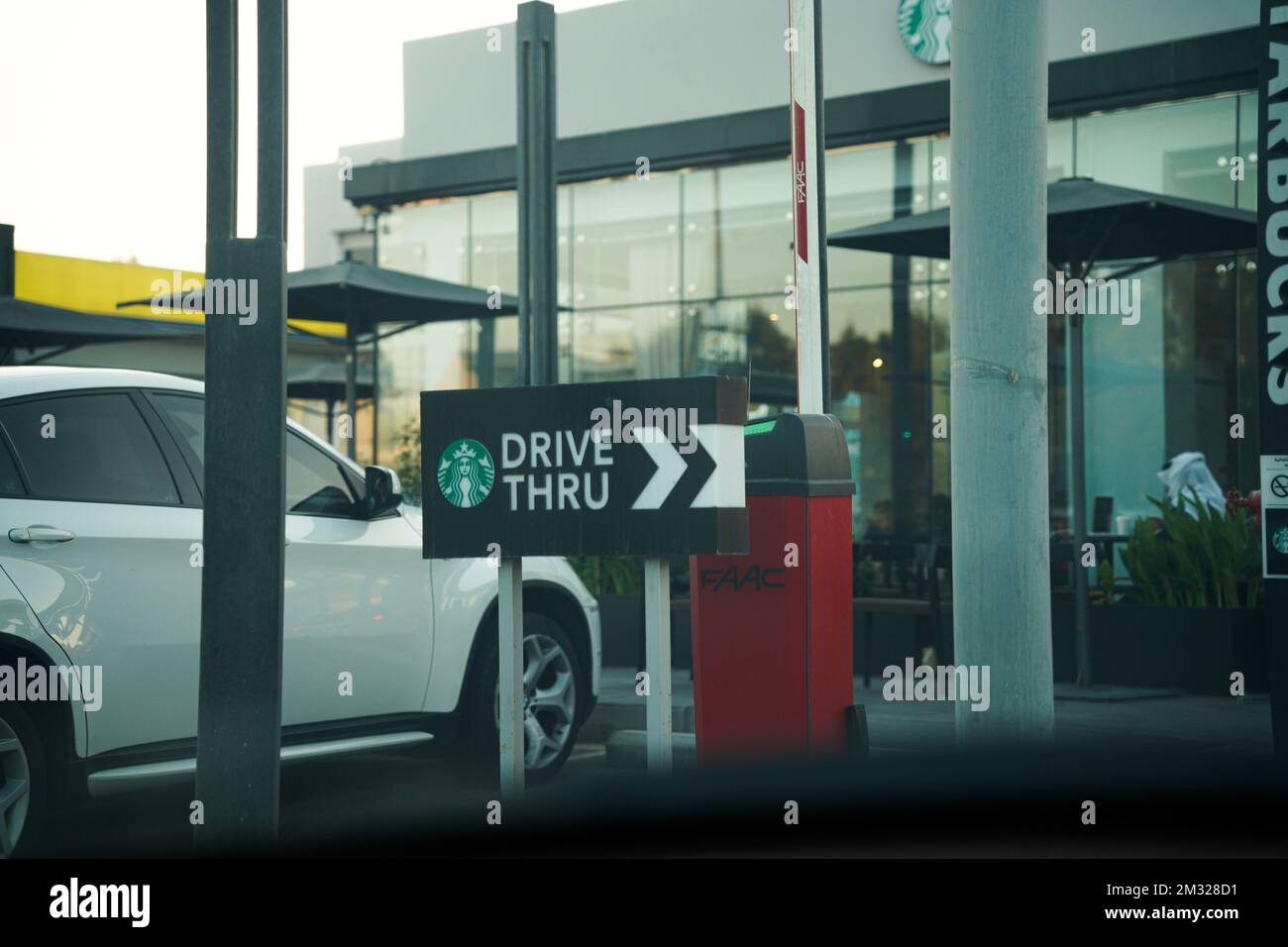 Starbucks Drive-Thru-Schild, Starbucks-Schild in der Innenstadt. Saudi-Arabien. Stockfoto
