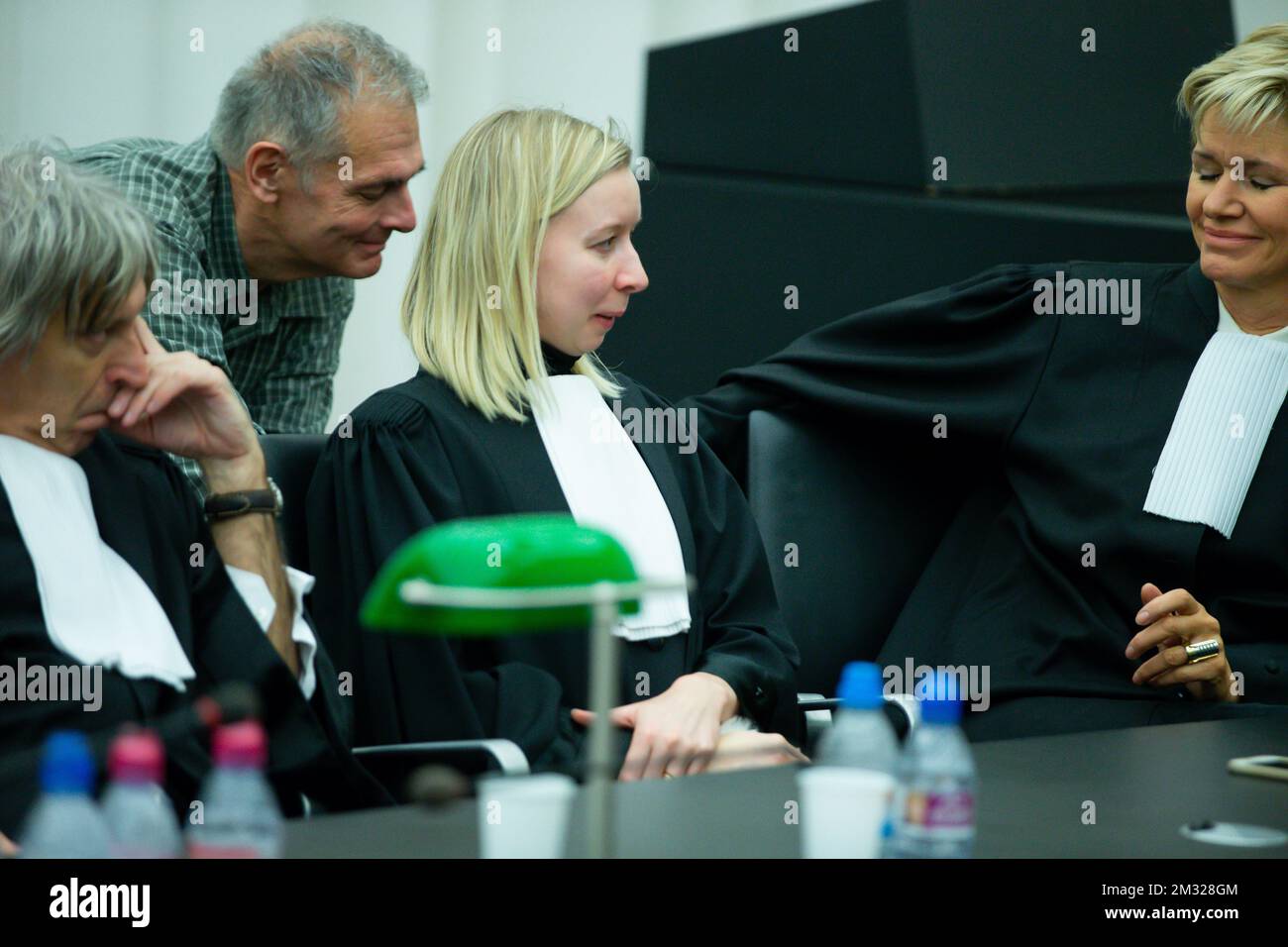 Rechtsanwalt Walter Van Steenbrugge, die exekutierende Ärztin und Rechtsanwältin Christine Mussche, bildete sie während des Urteils im Assizes-Prozess von drei Ärzten vor dem Obersten Gericht Ost-Flanderns in Gent, Donnerstag, den 30. Januar 2020. Die Ärzte wurden freigesprochen, nachdem sie beschuldigt wurden, die Euthanasie-Bedingungen nicht eingehalten zu haben und eine 38-jährige Frau 2010 in Sint-Niklaas vergiftet zu haben. BELGA FOTO NICOLAS MAETERLINCK Stockfoto