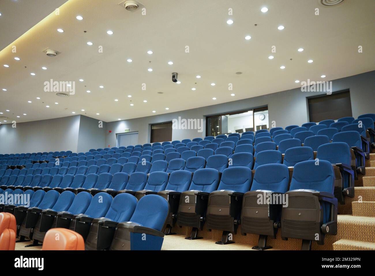 Riesige und luxuriöse Universitäts-Auditorium-Stühle. Blaue Theaterstühle. Stockfoto