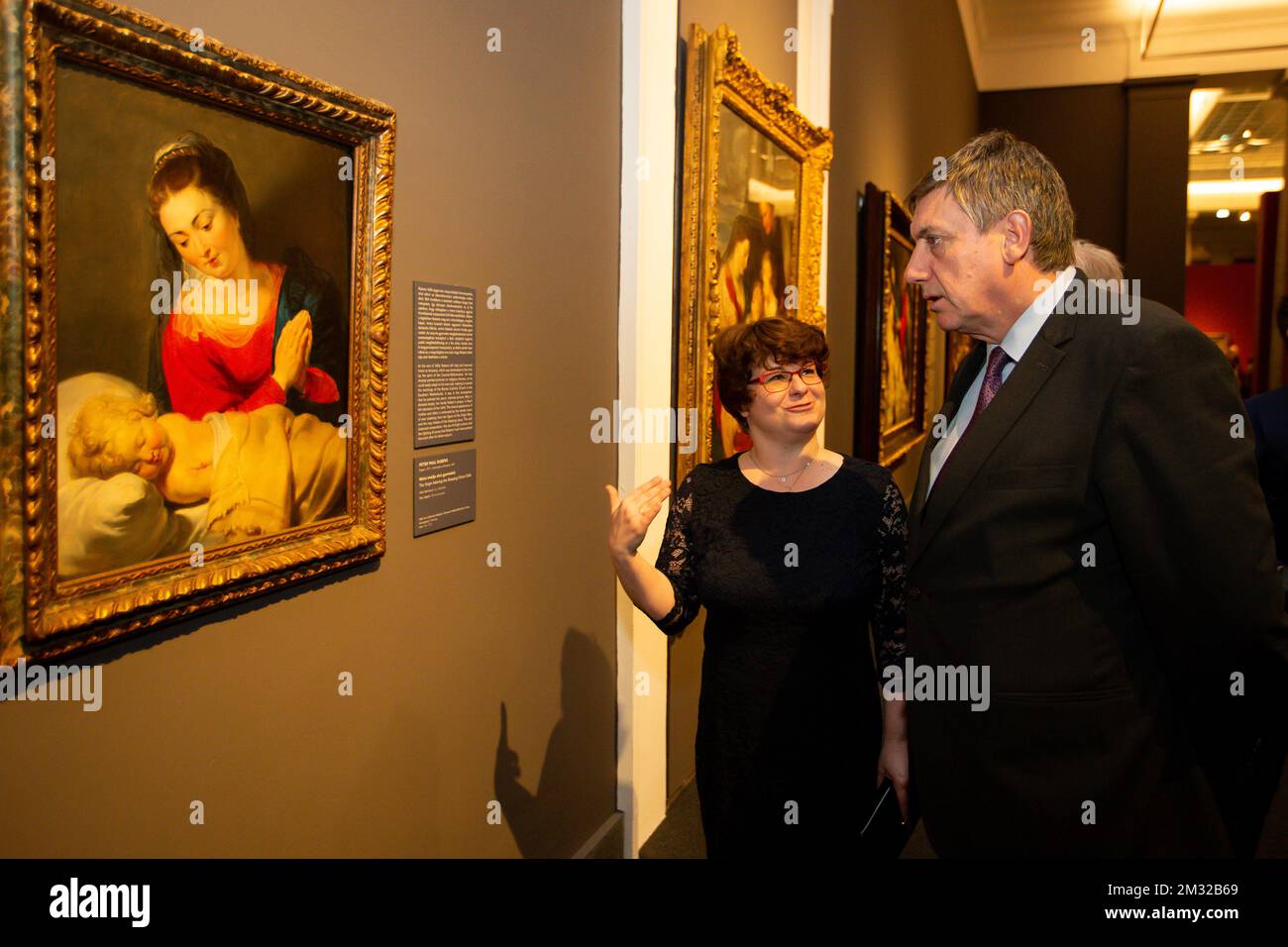 Flämischer Ministerpräsident Jan Jambon (R), das während eines Besuchs der expo 'Rubens, Van Dyck and the Splendour of Flemish Painting' im Budapester Museum für schöne Künste, während des Besuchs des flämischen Ministerpräsidenten in Budapest, Ungarn, am Mittwoch, den 12. Februar 2020, zu sehen war. BELGA FOTO NICOLAS MAETERLINCK Stockfoto