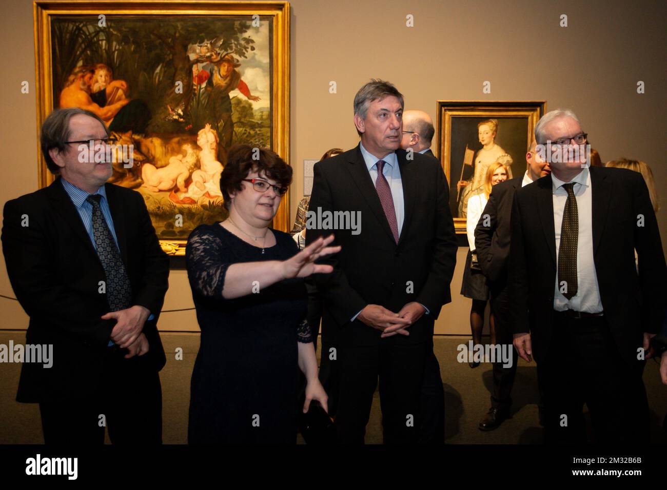 Flämischer Ministerpräsident Jan Jambon (2R), das während eines Besuchs der expo 'Rubens, Van Dyck and the Splendour of Flemish Painting' im Budapester Museum für schöne Künste, während des Besuchs des flämischen Ministerpräsidenten in Budapest, Ungarn, am Mittwoch, den 12. Februar 2020, zu sehen war. BELGA FOTO NICOLAS MAETERLINCK Stockfoto