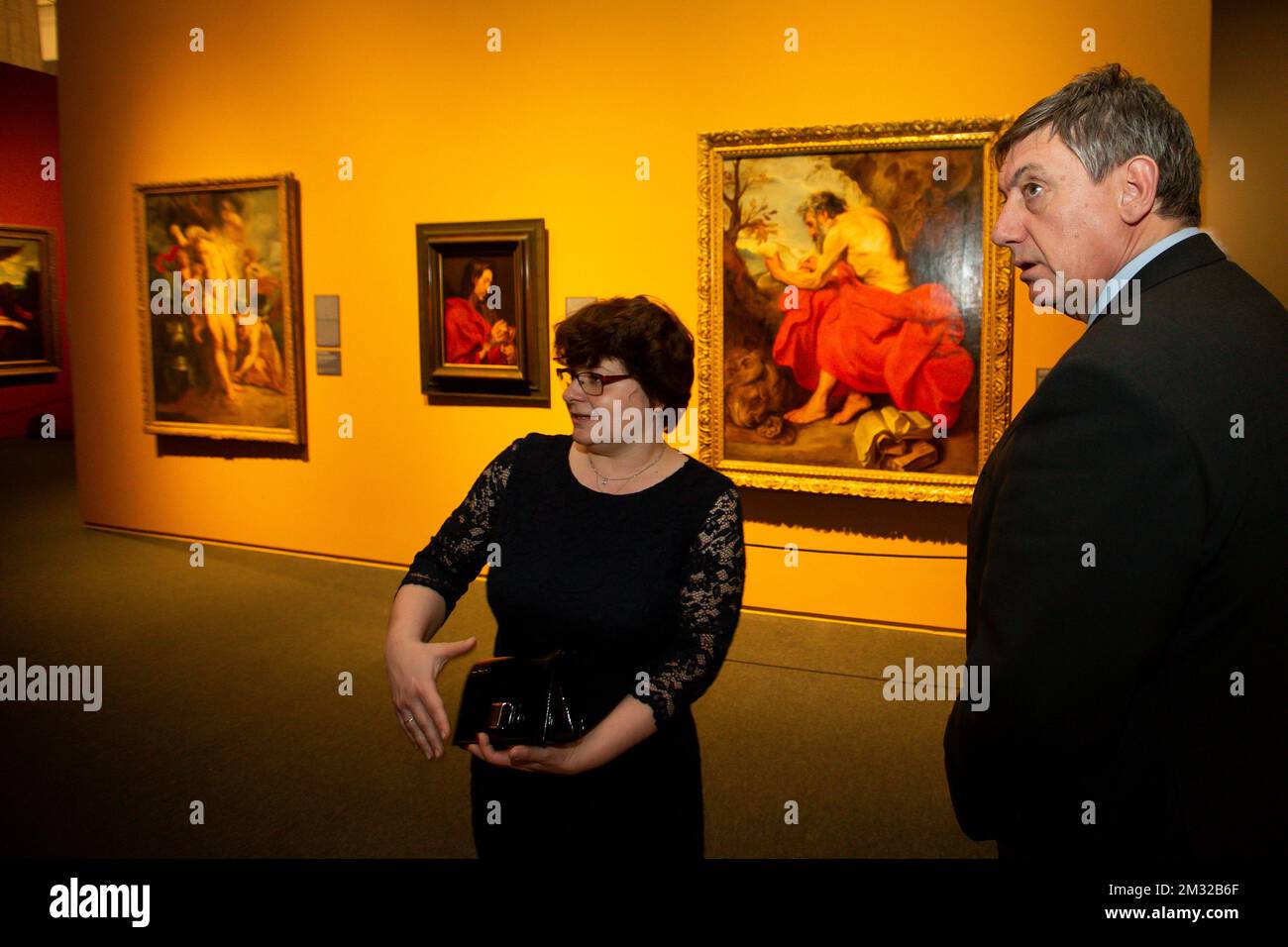 Der flämische Ministerpräsident Jan Jambon zeigte sich während eines Besuchs der expo „Rubens, Van Dyck and the Splendour of Flemish Painting“ im Budapester Museum für Schöstliche Künste, während des Besuchs des flämischen Ministerpräsidenten in Budapest, Ungarn, Mittwoch, den 12. Februar 2020. BELGA FOTO NICOLAS MAETERLINCK Stockfoto