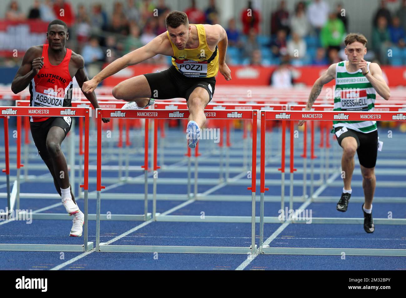 Andrew Pozzi in der Hitze der 110m Hürden bei den Müller UK Athletics Championships in der Manchester Regional Arena Stockfoto