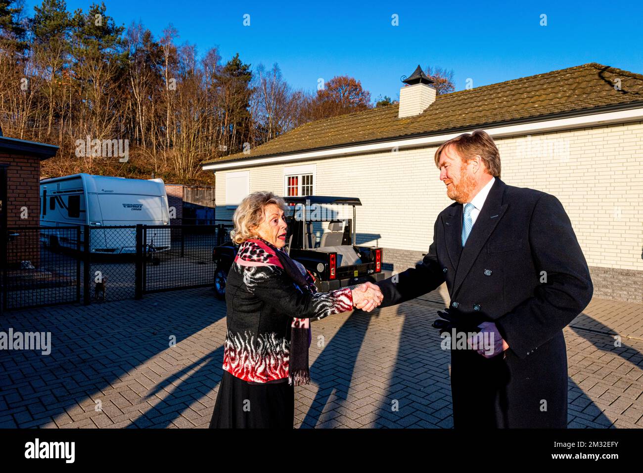 König Willem-Alexander der Niederlande im Woonwagencentrum Beukbergen in Huis ter Heide besuchte der König am 14. Dezember 2022 im Jahr 2017 zum ersten Mal das Wohnwagenzentrum. Anschließend sprach er mit den Bewohnern über die Umstrukturierung des Zentrums, jetzt hört er von den Entwicklungen, die das Zentrum in der Zwischenzeit durchlaufen hat Foto: Rotapool/P van Katwijk/Albert Nieboer/Netherlands OUT/Point de Vue OUT Stockfoto