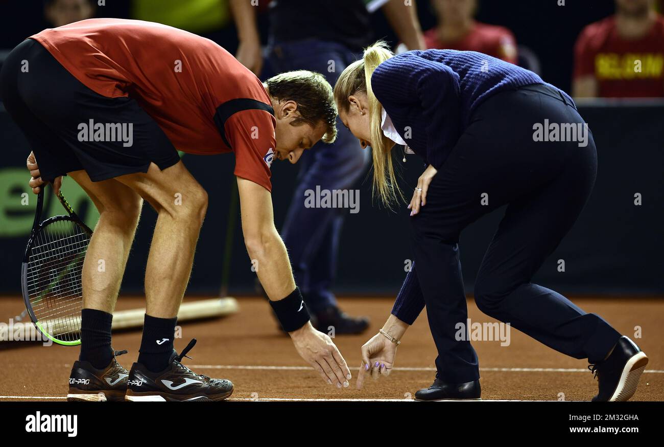 Belgischer Kimmer Coppejans (ATP 154), das mit dem Schiedsrichter während eines Tennisspiels gegen ungarische Balazs (ATP 76), dem vierten Gummi der ersten Qualifikationsrunde der Davis Cup World Group zwischen Belgien und Ungarn, am Samstag, den 07. März 2020 in Debrecene, Ungarn, fotografiert wurde. BELGA FOTO ERIC LALMAND Stockfoto