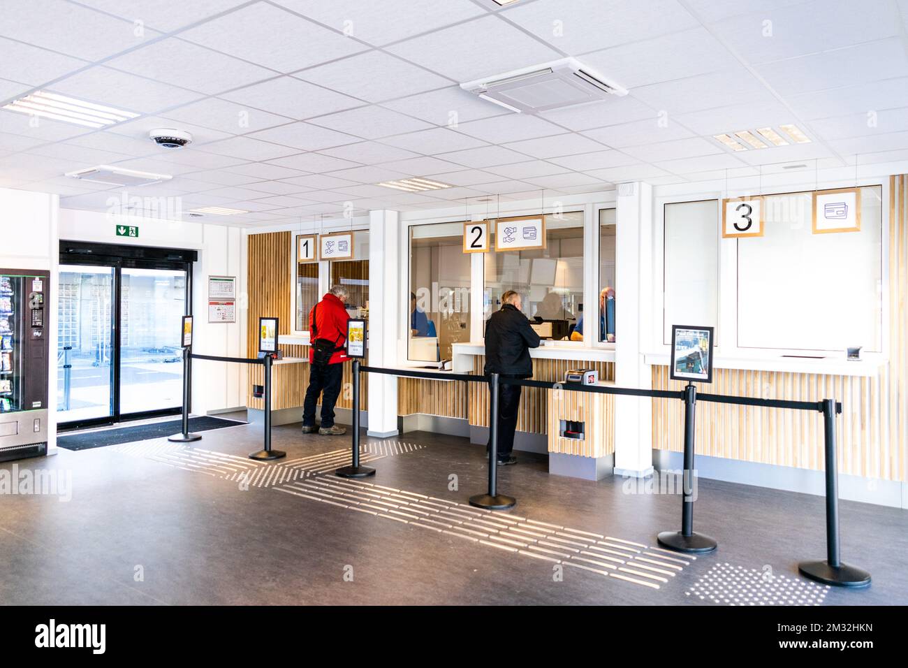 Das Abbildungsbild zeigt Personen, die am Donnerstag, den 12. März 2020, am Bahnhof Mechelen ein Ticket im neuen Innenraum kaufen. BELGA FOTO CHARLOTTE GEKIERE Stockfoto