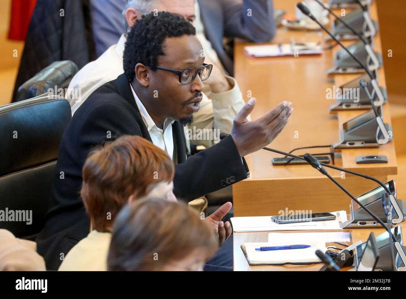 Germain Mugemangano von PTB wurde auf einer Sitzung des wallonischen parlaments in Namur am Dienstag, den 17. März 2020, fotografiert, um der Regierung besondere Befugnisse zu übertragen. Im März 12. kündigte die Bundesregierung drastische Maßnahmen an, um die Ausbreitung von Covid-19 zu stoppen. Restaurants und Cafés sind geschlossen, nur Geschäfte, die Lebensmittel verkaufen, sind geöffnet, Schulunterricht ist ausgesetzt. BELGA FOTO BRUNO FAHY Stockfoto