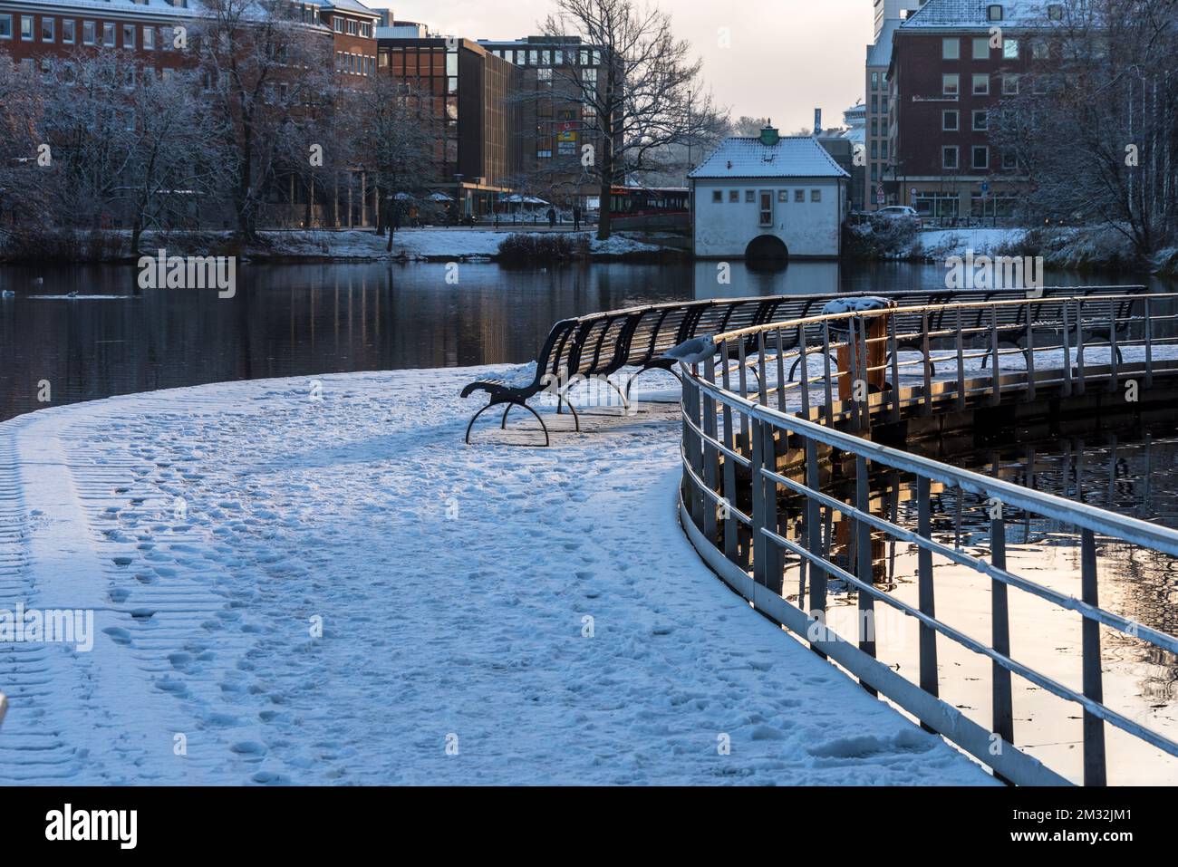 Kiel, 8. Dezember 2022, der erste Schnee den Jahres ist gefallen. Winterliche Impressionen in der Innenstadt, dem Hiroshimapark und dem Hafengebiet Stockfoto