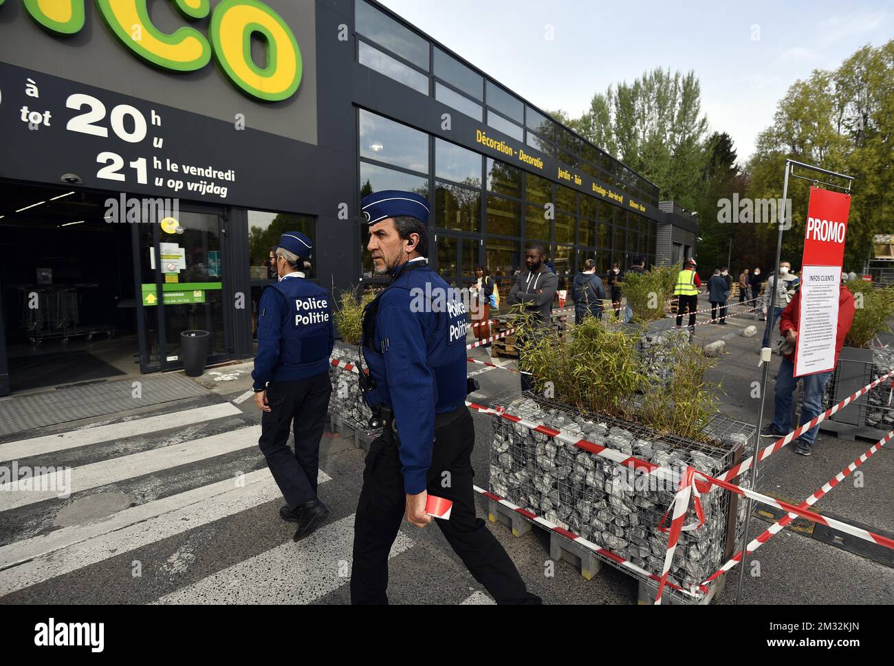 Abbildung zeigt eine Polizeipatrouille in den Straßen von Brüssel, die die Vorschriften über die soziale Distanzierung durchsetzt, am Samstag, den 18. April 2020. Belgien befindet sich in der fünften Woche der Eindämmung in der anhaltenden Coronavirus-Krise. Die am 18.. März in Belgien angekündigten Maßnahmen zur Verhinderung der Ausbreitung der COVID-19-Pandemie werden bis Mai 4. wirksam bleiben. BELGA FOTO ERIC LALMAND Stockfoto