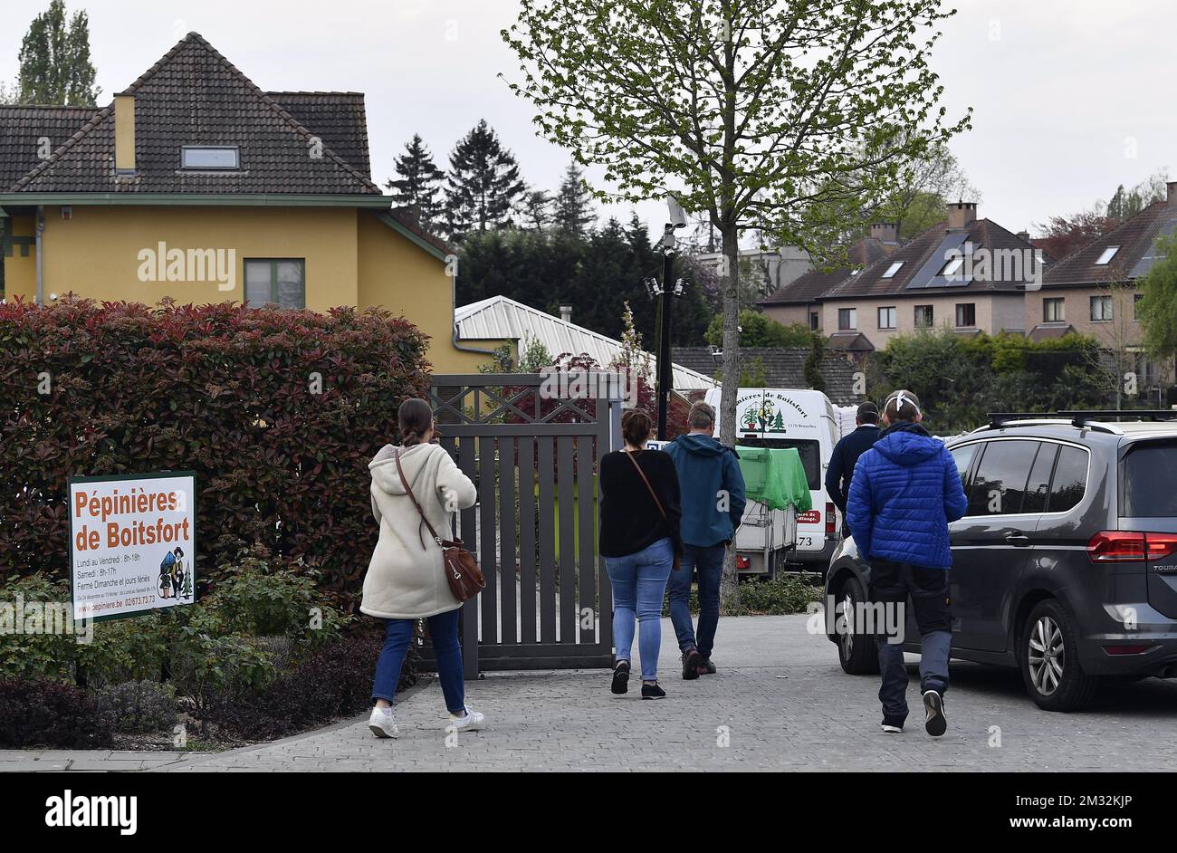Abbildung zeigt eine Polizeipatrouille in den Straßen von Brüssel, die die Vorschriften über die soziale Distanzierung durchsetzt, am Samstag, den 18. April 2020. Belgien befindet sich in der fünften Woche der Eindämmung in der anhaltenden Coronavirus-Krise. Die am 18.. März in Belgien angekündigten Maßnahmen zur Verhinderung der Ausbreitung der COVID-19-Pandemie werden bis Mai 4. wirksam bleiben. BELGA FOTO ERIC LALMAND Stockfoto