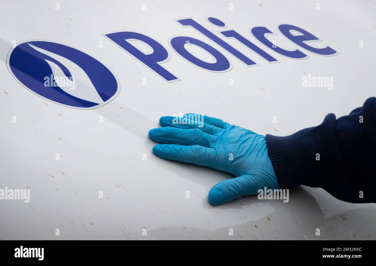 Abbildung zeigt eine Hand mit Plastikhandschuh auf einem Polizeiwagen während einer Polizeipatrouille in Ghlin, die die Regeln der sozialen Distanzierung durchsetzt, Sonntag, den 19. April 2020. Belgien befindet sich in der fünften Woche der Eindämmung in der anhaltenden Coronavirus-Krise. Die am 18.. März in Belgien angekündigten Maßnahmen zur Verhinderung der Ausbreitung der COVID-19-Pandemie werden bis Mai 4. wirksam bleiben. BELGA FOTO BENOIT DOPPPAGNE Stockfoto