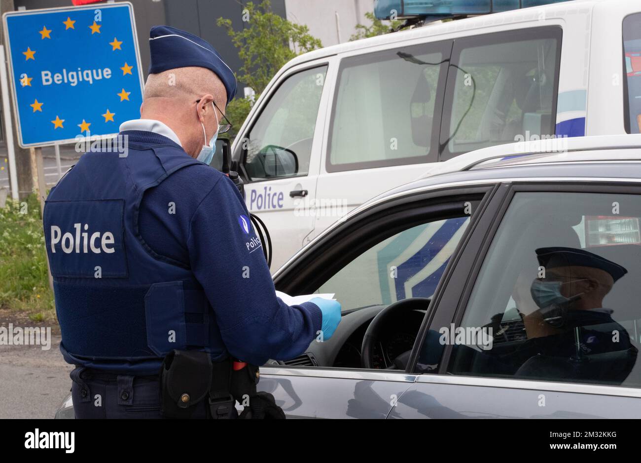 Abbildung: Ein Polizeibeamter kontrolliert eine Person in einem Auto an der Grenze von Frankreich, um nach Belgien zu gelangen, während einer Polizeipatrouille in Quevy, die die Vorschriften über die soziale Distanzierung durchsetzt, Sonntag, den 19. April 2020. Belgien befindet sich in der fünften Woche der Eindämmung in der anhaltenden Coronavirus-Krise. Die am 18.. März in Belgien angekündigten Maßnahmen zur Verhinderung der Ausbreitung der COVID-19-Pandemie werden bis Mai 4. wirksam bleiben. BELGA FOTO BENOIT DOPPPAGNE Stockfoto