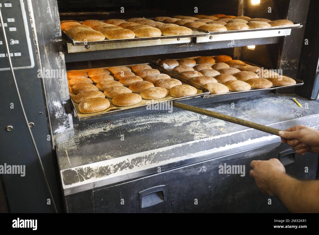 Das Bild zeigt Brot in La Panaderia in Molenbeek, während viele Menschen den Ramadan beobachten, um Brot in der Bäckerei zu kaufen, am ersten Tag des Ramadan beobachten Muslime während der Coronavirus-Krise einen Monat des Fastens (Sägen), des Gebets, der Reflexion und der Gemeinschaft, und die Moscheen sind geschlossen, Donnerstag, 23. April 2020. Belgien befindet sich in der sechsten Woche der Eindämmung in der anhaltenden Coronavirus-Krise. Die am 18.. März in Belgien angekündigten Maßnahmen zur Verhinderung der Ausbreitung der COVID-19-Pandemie werden bis Mai 4. wirksam bleiben. BELGA FOTO THIERRY ROGE Stockfoto
