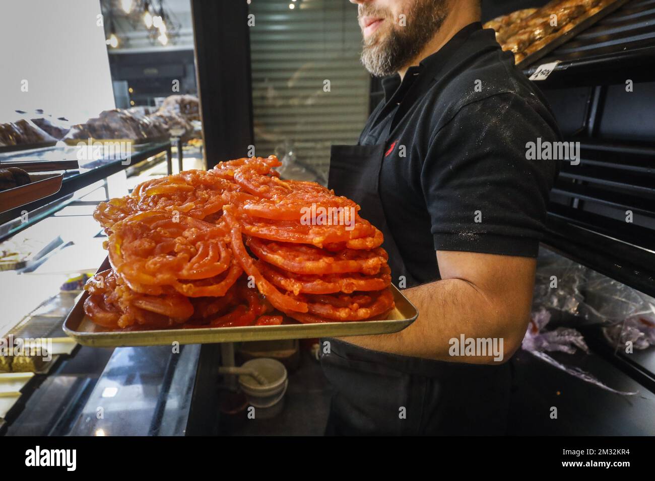 Das Bild zeigt Süßigkeiten in La Panaderia in Molenbeek, während viele Menschen den Ramadan beobachten, um Brot in der Bäckerei zu kaufen, am ersten Tag des Ramadan beobachten Muslime während der Coronavirus-Krise einen Monat Fasten (Sägen), Gebete, Reflexion und Gemeinschaft, und die Moscheen sind geschlossen, Donnerstag, 23. April 2020. Belgien befindet sich in der sechsten Woche der Eindämmung in der anhaltenden Coronavirus-Krise. Die am 18.. März in Belgien angekündigten Maßnahmen zur Verhinderung der Ausbreitung der COVID-19-Pandemie werden bis Mai 4. wirksam bleiben. BELGA FOTO THIERRY ROGE Stockfoto