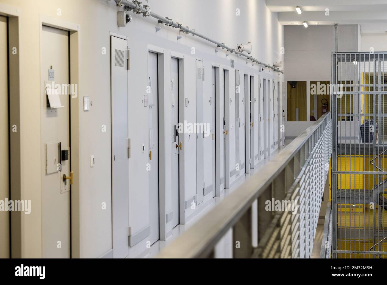 Abbildung zeigt einen leeren Flur mit Türen zu den Zellen im Gefängnis in Marche-en-Famenne, Donnerstag, den 30. April 2020. In mehreren Gefängnissen werden Mundmasken hergestellt. Belgien befindet sich in der siebten Woche der Eindämmung in der anhaltenden Coronavirus-Krise. Die Regierung kündigte einen Stufenplan an, um einen Ausweg aus der Abriegelungssituation im Land zu versuchen und die Ausbreitung von Covid-19 weiterhin zu verhindern. BELGA FOTO BRUNO FAHY Stockfoto