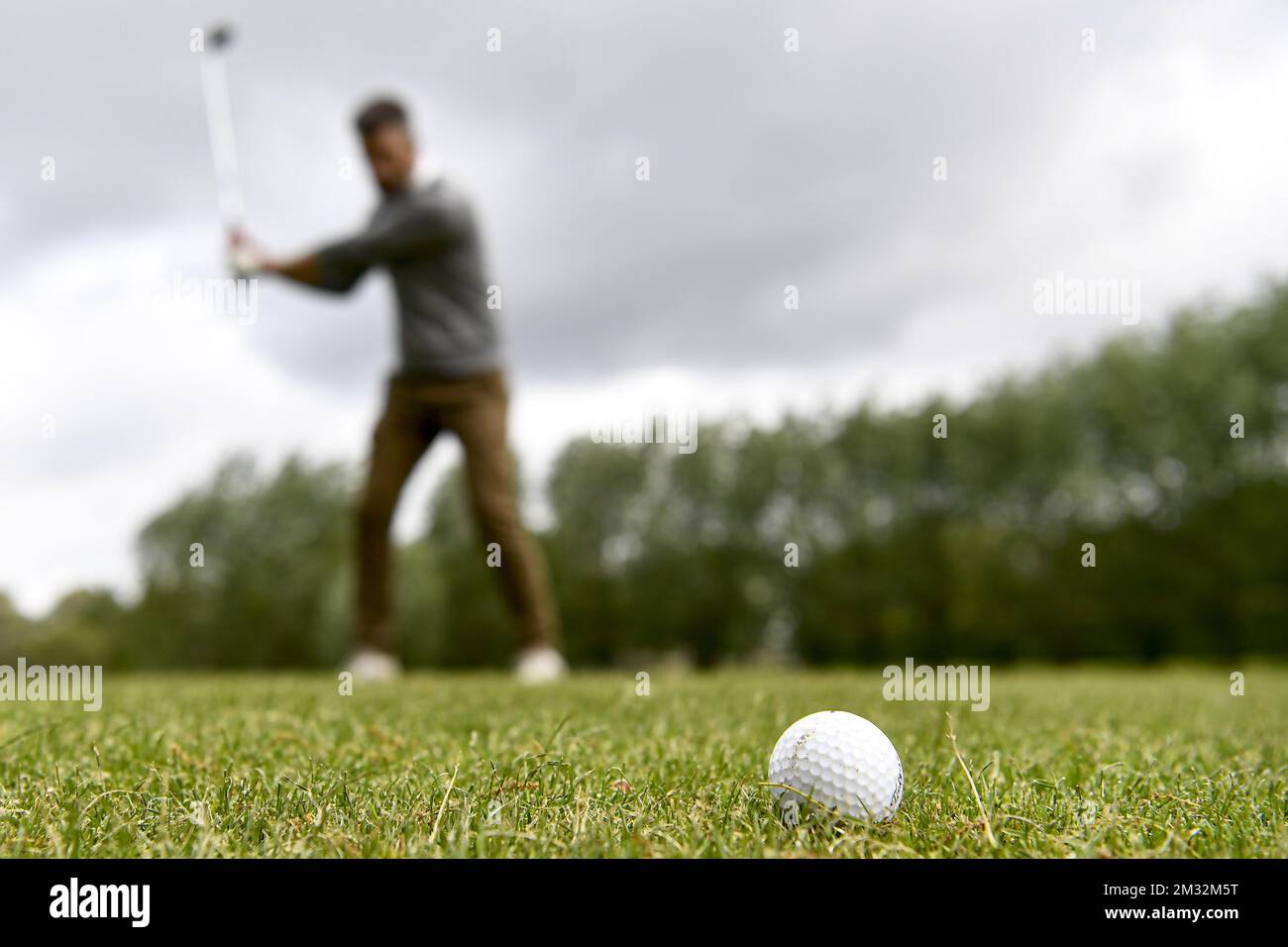 Abbildung zeigt einen Golfspieler während der Vorbereitungen des Golfplatzes und die Sondermaßnahmen für die Wiedereröffnung des Cleydael Golf and Country Clubs am Montag, den 4.. Mai, Freitag, den 01. Mai 2020. Golf ist möglich in einer Gruppe (Flug) von 3 Personen und das Clubhaus und die Einrichtungen bleiben geschlossen. Belgien befindet sich in der siebten Woche der Eindämmung in der anhaltenden Coronavirus-Krise. Die Regierung kündigte einen Stufenplan an, um einen Ausweg aus der Abriegelungssituation im Land zu versuchen und die Ausbreitung von Covid-19 weiterhin zu verhindern. BELGA FOTO DIRK WAEM Stockfoto