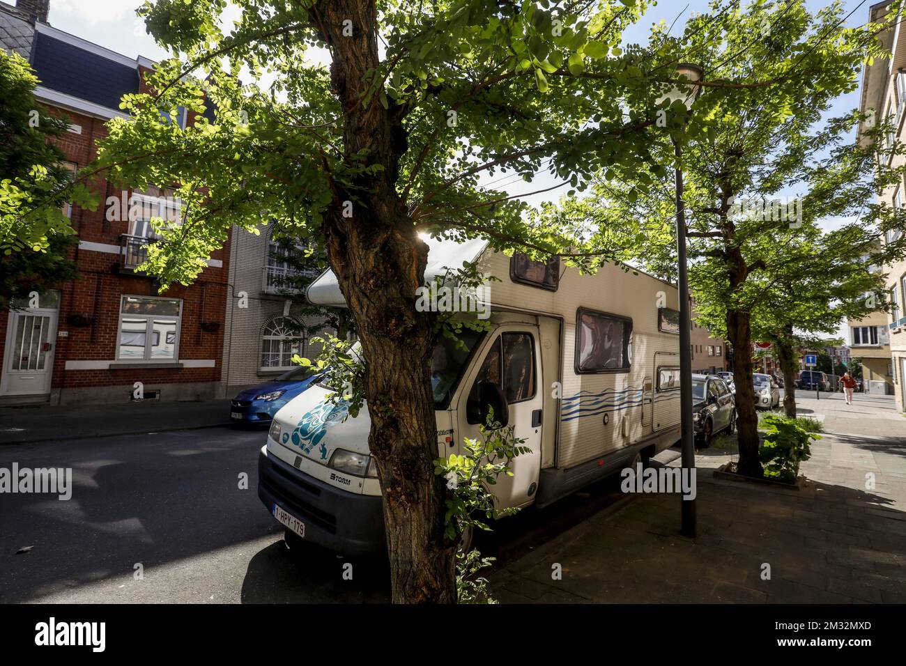 Abbildung zeigt einen Wohnwagen, der in den Straßen von Anderlecht, Brüssel, geparkt ist, da noch nicht entschieden wurde, wann die Menschen innerhalb des Landes reisen können, Mittwoch, den 13. Mai 2020. Belgien befindet sich in der neunten Woche seiner Eindämmung in der anhaltenden Coronavirus-Krise und in der ersten Woche der Dekonfinationsphase 1B. BELGA FOTO THIERRY ROGE Stockfoto
