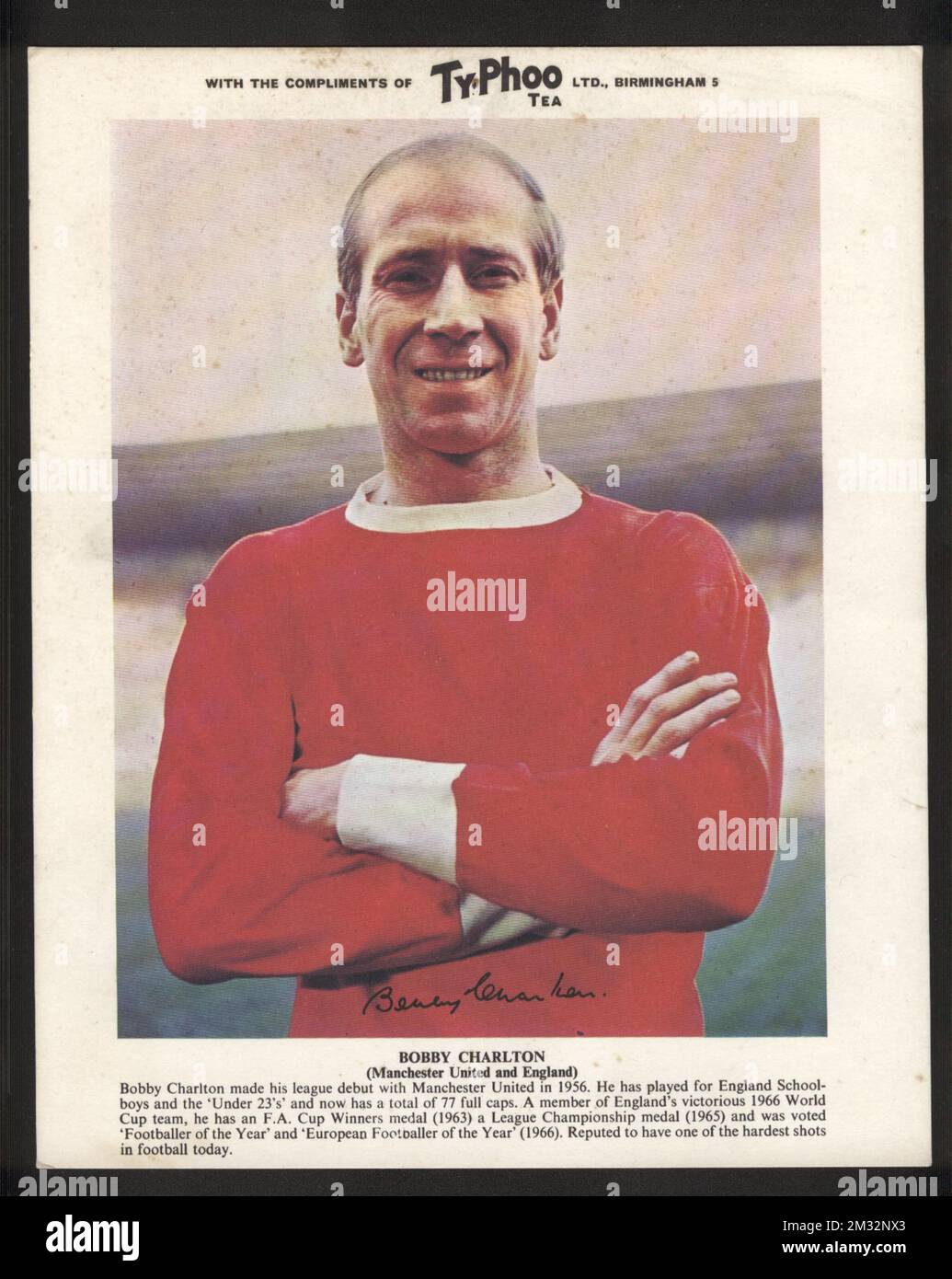 Ty-Phoo Tea großes Sammlerfoto von Bobby Charlton, Manchester United und England aus den 1960er Jahren mit Details seiner Karriere. Stockfoto