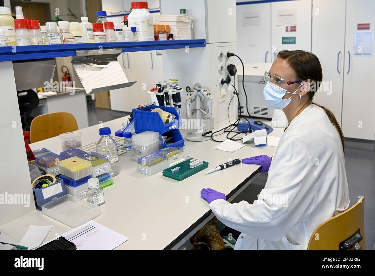 Ein Laboranalytiker in Aktion am Hauptsitz des Pharmaunternehmens „Janssen Pharmaceutica“ in Beerse, Mittwoch, den 17. Juni 2020. BELGA FOTO DIRK WAEM Stockfoto