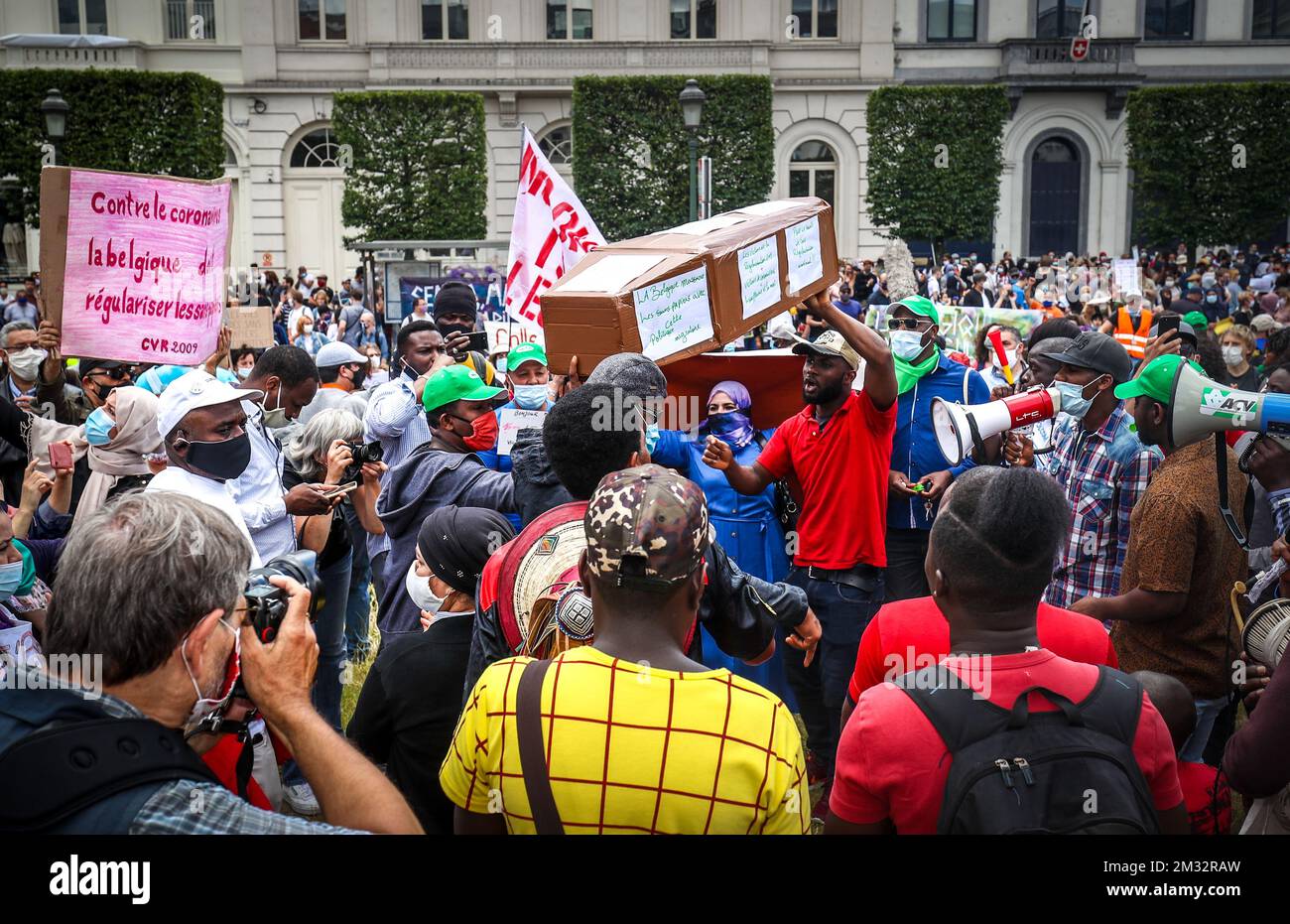 Abbildung zeigt eine Demonstration von "Sans-Papiers/Mensen zonder papieren", illegale Flüchtlinge, Samstag, den 20. Juni 2020 in Brüssel. BELGA PHOTO VIRGINIE LEFOUR Stockfoto