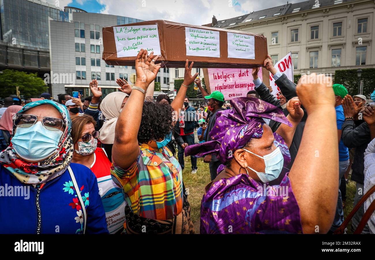 Abbildung zeigt eine Demonstration von "Sans-Papiers/Mensen zonder papieren", illegale Flüchtlinge, Samstag, den 20. Juni 2020 in Brüssel. BELGA PHOTO VIRGINIE LEFOUR Stockfoto