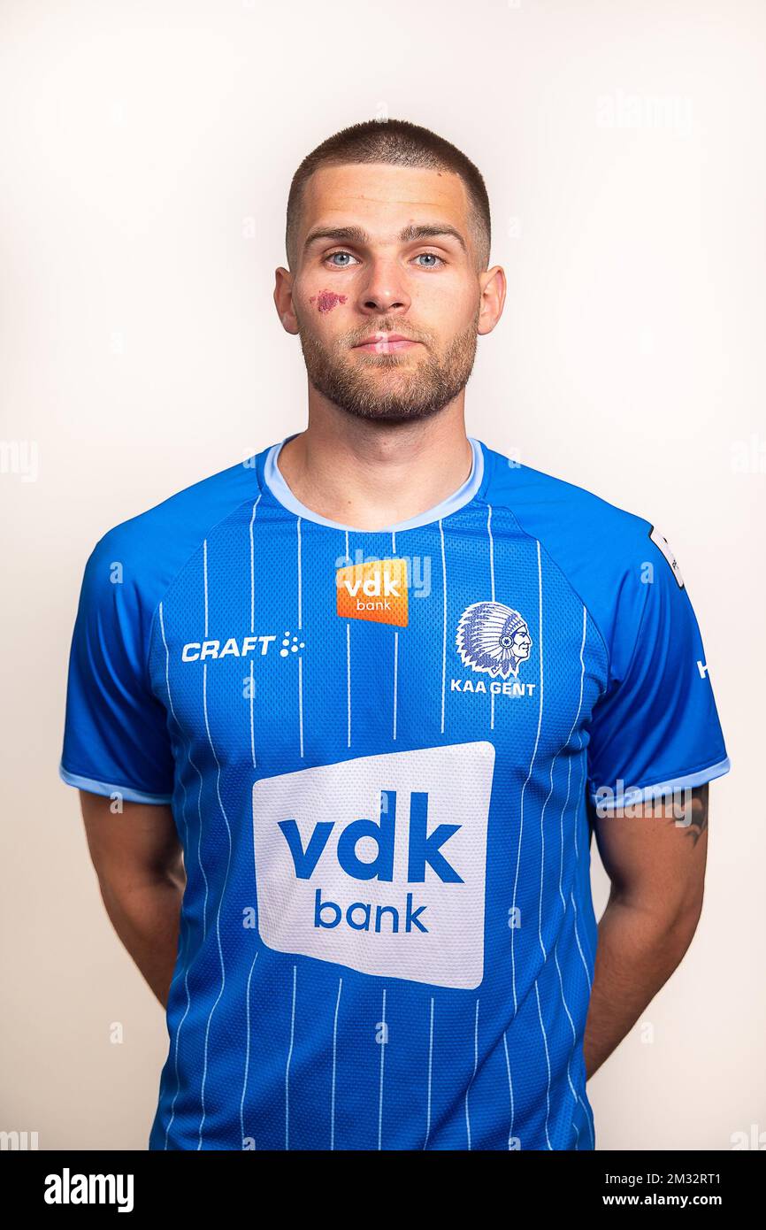 KAA Gents neuer Spieler Dino Arslanagic posiert für den Fotografen, nachdem er am Freitag, den 26. Juni 2020 in Gent mit der belgischen First Division Fußballmannschaft KAA Gent unterschrieben hat. BELGA FOTO JAMES ARTHUR GEKIERE Stockfoto