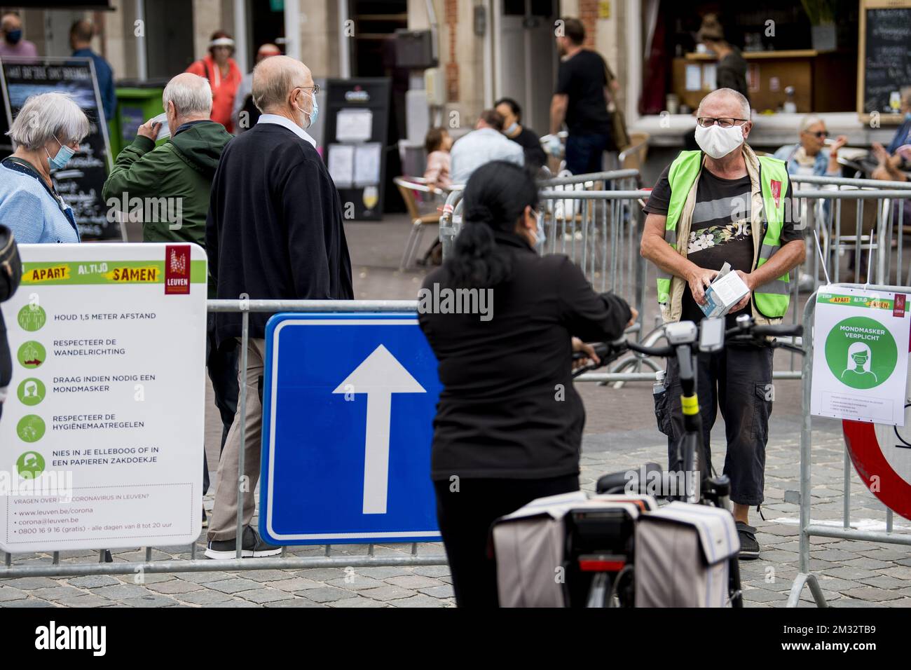 Illustration ein Schild „Mouth Masks mandatory“ am Eingang des wöchentlichen Freitagsmarkts in Leuven, wo eine Gesichtsmaske obligatorisch ist, Freitag, 03. Juli 2020. BELGA FOTO JASPER JACOBS Stockfoto