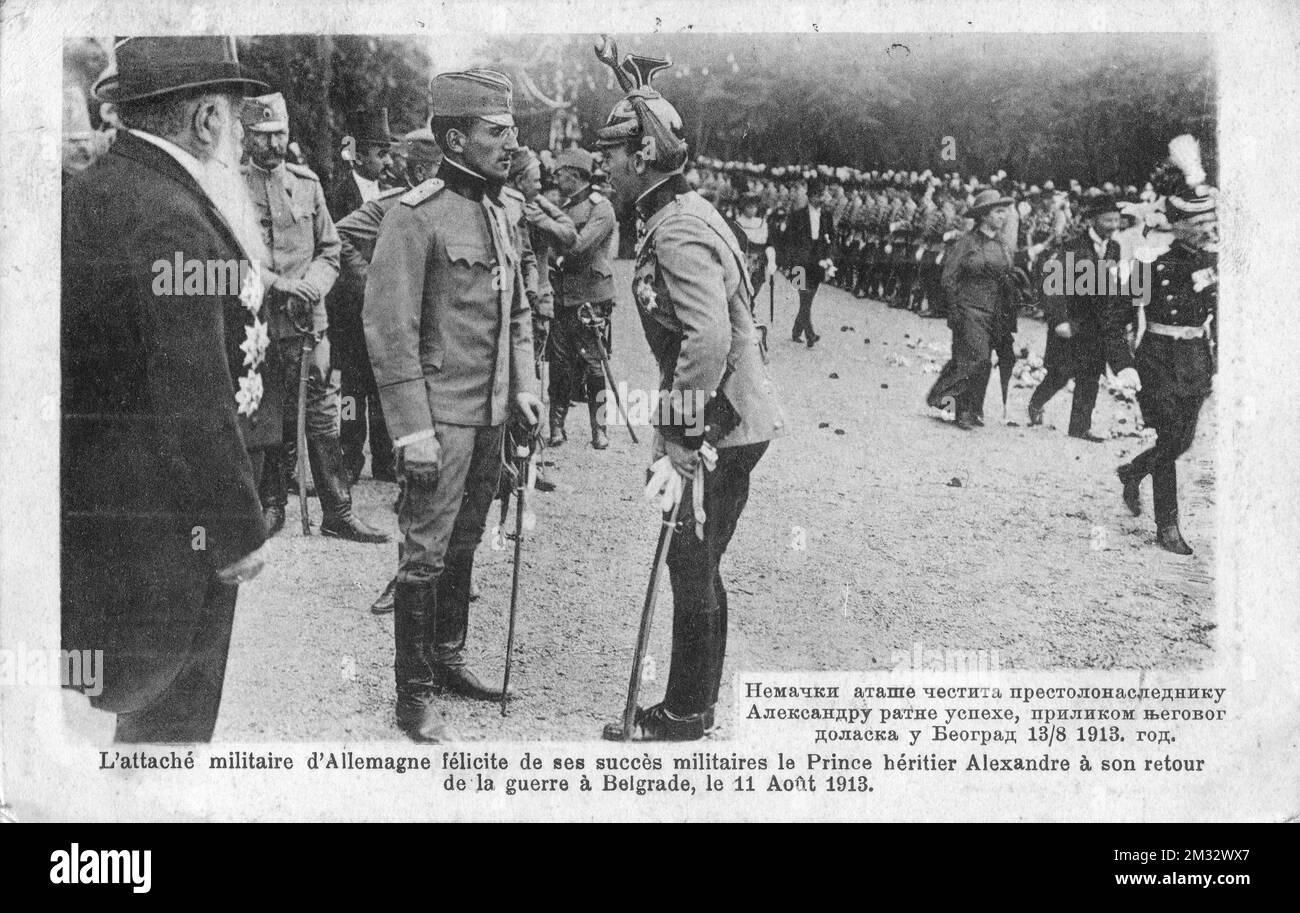 Die deutsche Militärattache beglückwünscht Kronprinz Alexander (1888-1934) zu seine militärische Erfolgen bei der Rückkehr aus dem Krieg nach Belgrad am 11. August 1913. Alexander war während der zwei Balkankriege Oberbefehlshaber der 1. Serbische Armee. Der Militärattache war vermutlich Ewald von Massow. L'attaché militaire d'Allemage félicite de ses succès militaires le Prince héritier Alexandre à son retour de la guerre à Belgrad, le 11 Août 1913. Stockfoto