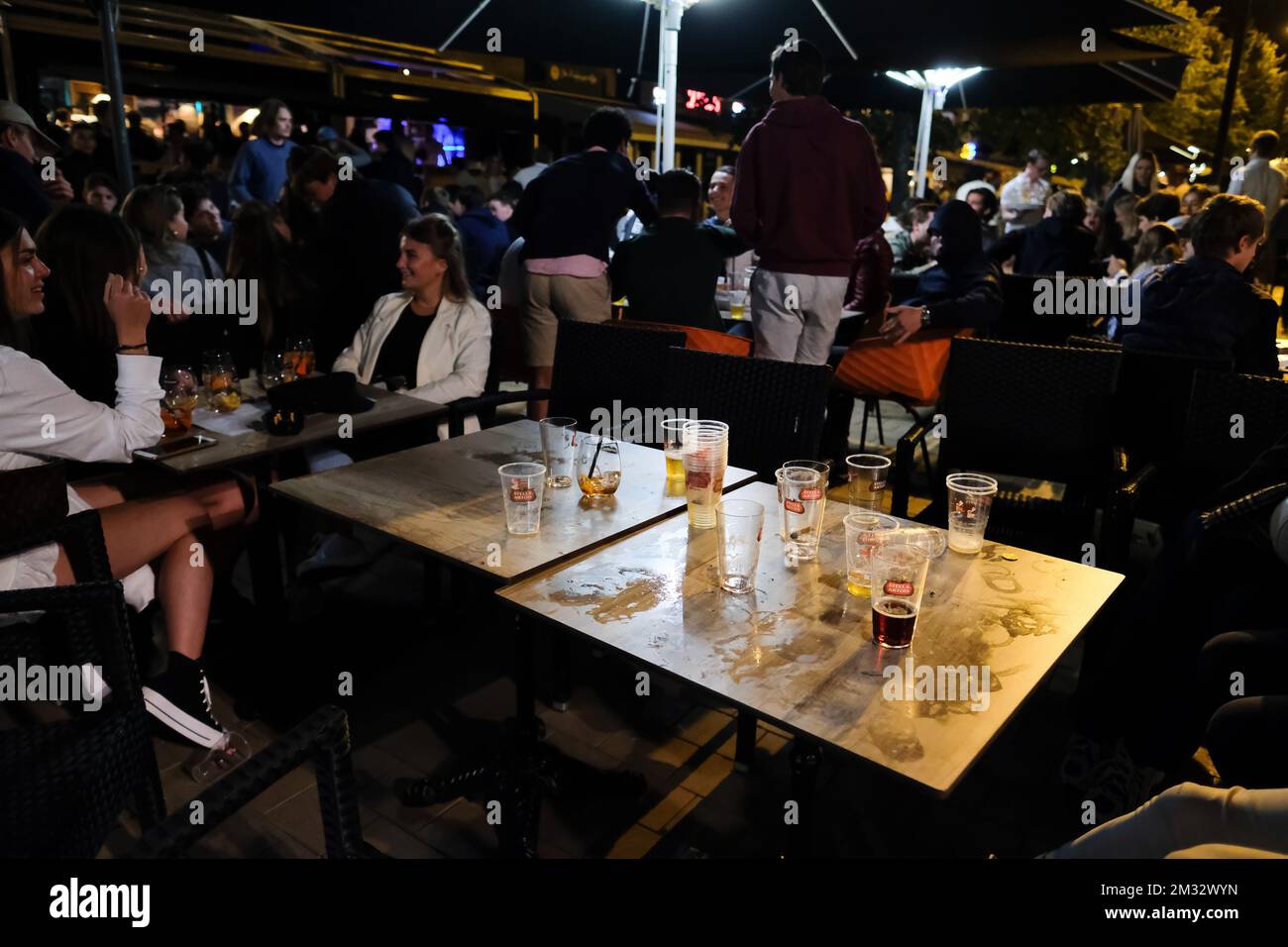 Das Bild zeigt Menschen auf der Terrasse einer Bar, die gegen Schließung im Nachtleben-Viertel Knokke am Samstag, den 11. Juli 2020, untergebracht sind. In letzter Zeit haben Partyjunge, angeblich überwiegend niederländische Menschen, nach der obligatorischen Schließzeit von Bars und Restaurants aufgrund der Corona-Virus-Krise Ärger verursacht. Die Polizei von Knokke musste Hilfe holen, um die Situation zu beruhigen. BELGA FOTO NICOLAS MAETERLINCK Stockfoto