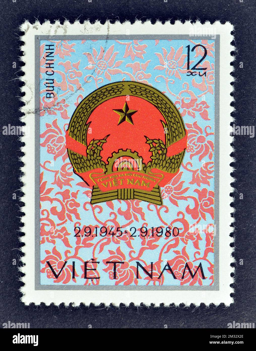 Stornierte Briefmarke, gedruckt von Vietnam, die vietnamesische Waffen zeigt, etwa 1980. Stockfoto