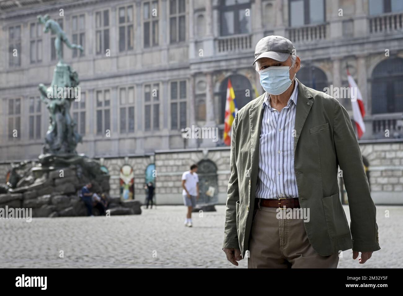 Das Abbildungsbild zeigt einen Mann mit einer Maske im Stadtzentrum von Antwerpen, Montag, den 27. Juli 2020. Die Zahl der Covid-19-Kontaminationen steigt in Belgien wieder an. Der Nationale Sicherheitsrat hat ab morgen strengere Maßnahmen gegen das Coronavirus angekündigt, um zu versuchen, die Kontaminationsrate niedrig zu halten. BELGA FOTO DIRK WAEM Stockfoto