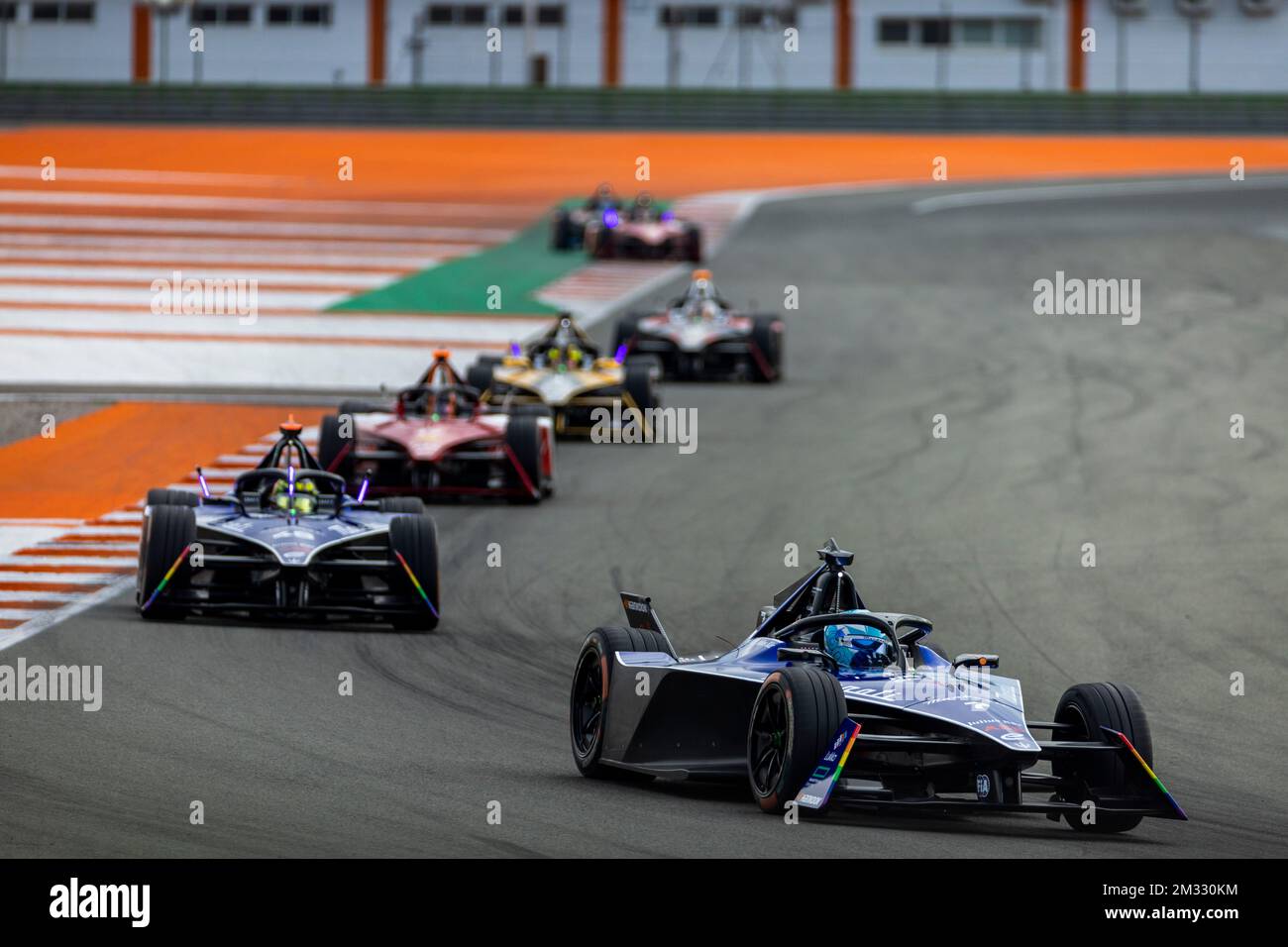 Valencia, Spain. 14th Dec, 2022. 12/14/2022 - Maximilian Gunther, Maserati MSG Racing, Maserati Tipo Folgore, leads Edoardo Mortara, Maserati MSG Racing, Maserati Tipo Folgore during the Formula E Valencia Testing in Valencia, Spain. (Photo by Sam Bloxham/Motorsport Images/Sipa USA) Credit: Sipa USA/Alamy Live News Stockfoto