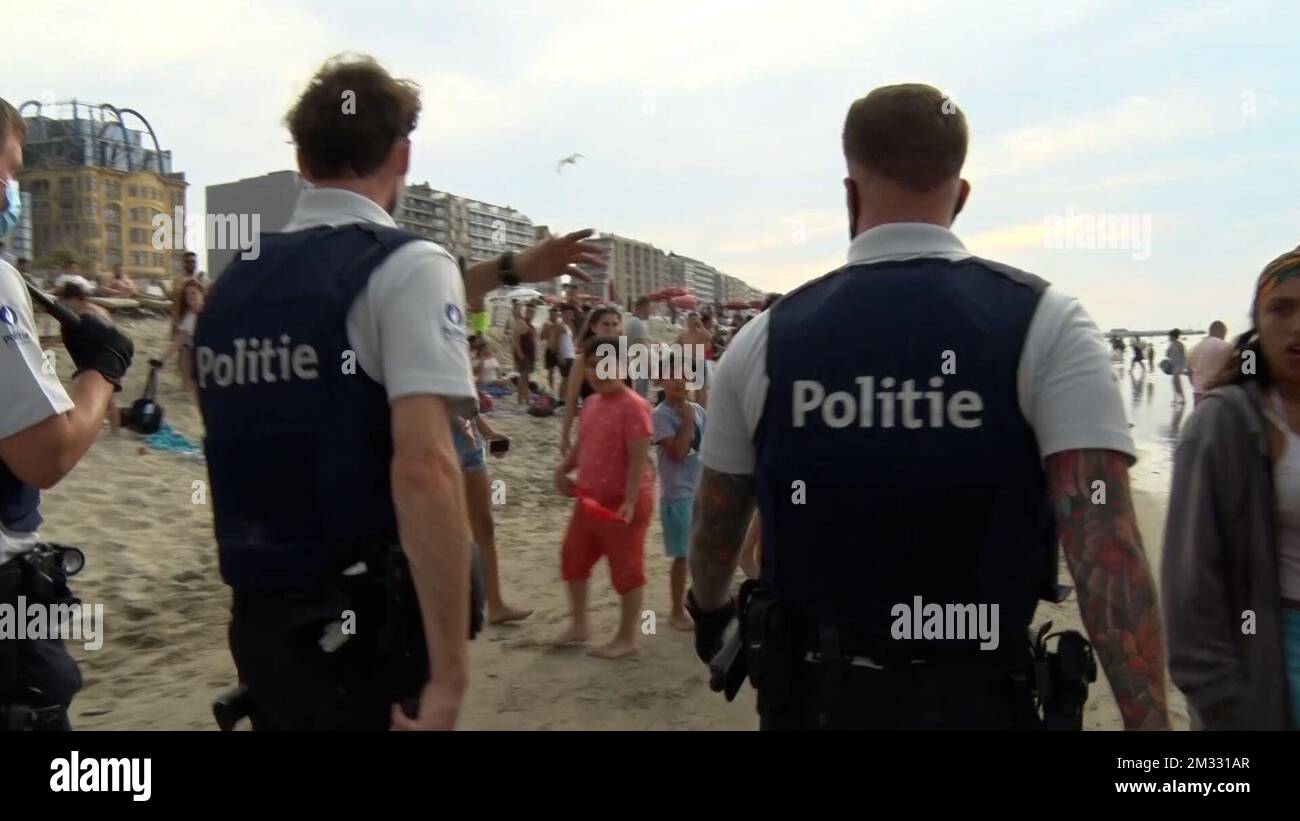 ACHTUNG REDAKTEURE - VIDEO STANDS - BESTE VERFÜGBARE QUALITÄT Polizisten, fotografiert nach einer massiven Schlägerei mit Dutzenden von Menschen am Strand von Blankenberge an der belgischen Küste, Samstag, den 08. August 2020. In der anhaltenden Coronavirus-Krise bleibt die soziale Distanzierung eine der wichtigsten Maßnahmen zur Bekämpfung des Virus und zur möglichst geringen Kontaminationsrate. BELGA FOTO MAARTEN WEYNANTS Stockfoto