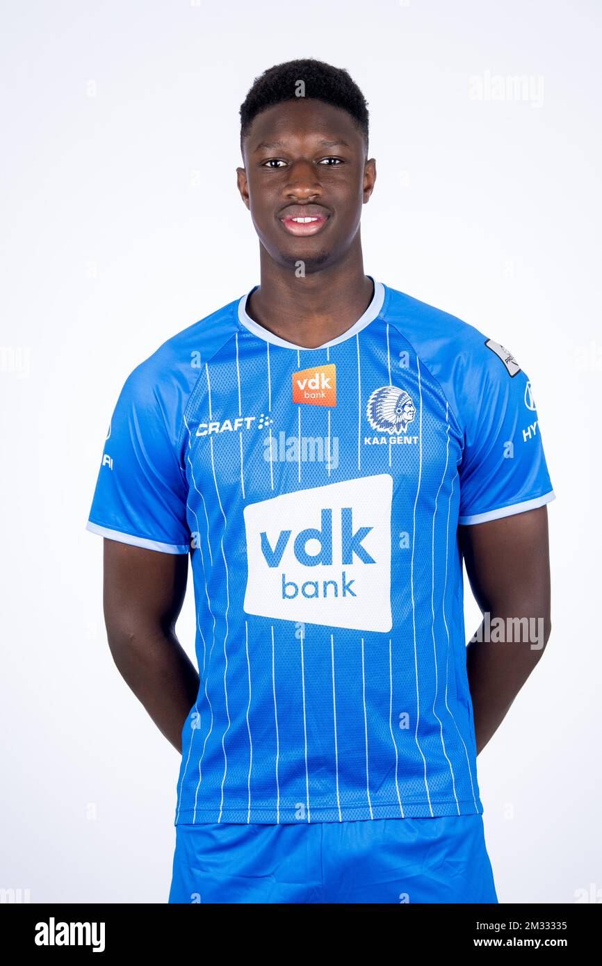 Gents Ibrahima Cisse posiert für den Fotografen beim Fotoshooting des